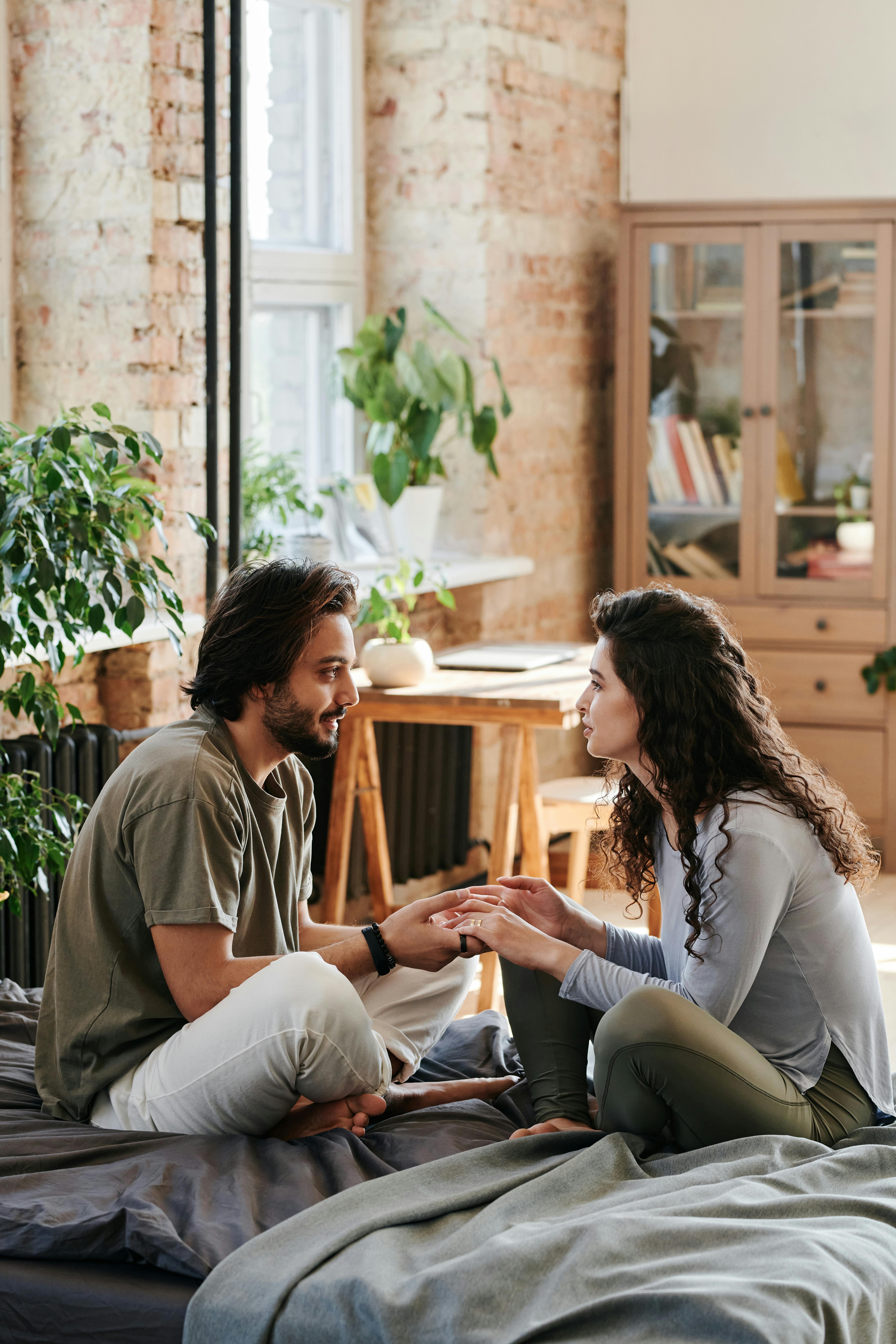 Una pareja hablando | Fuente: Pexels