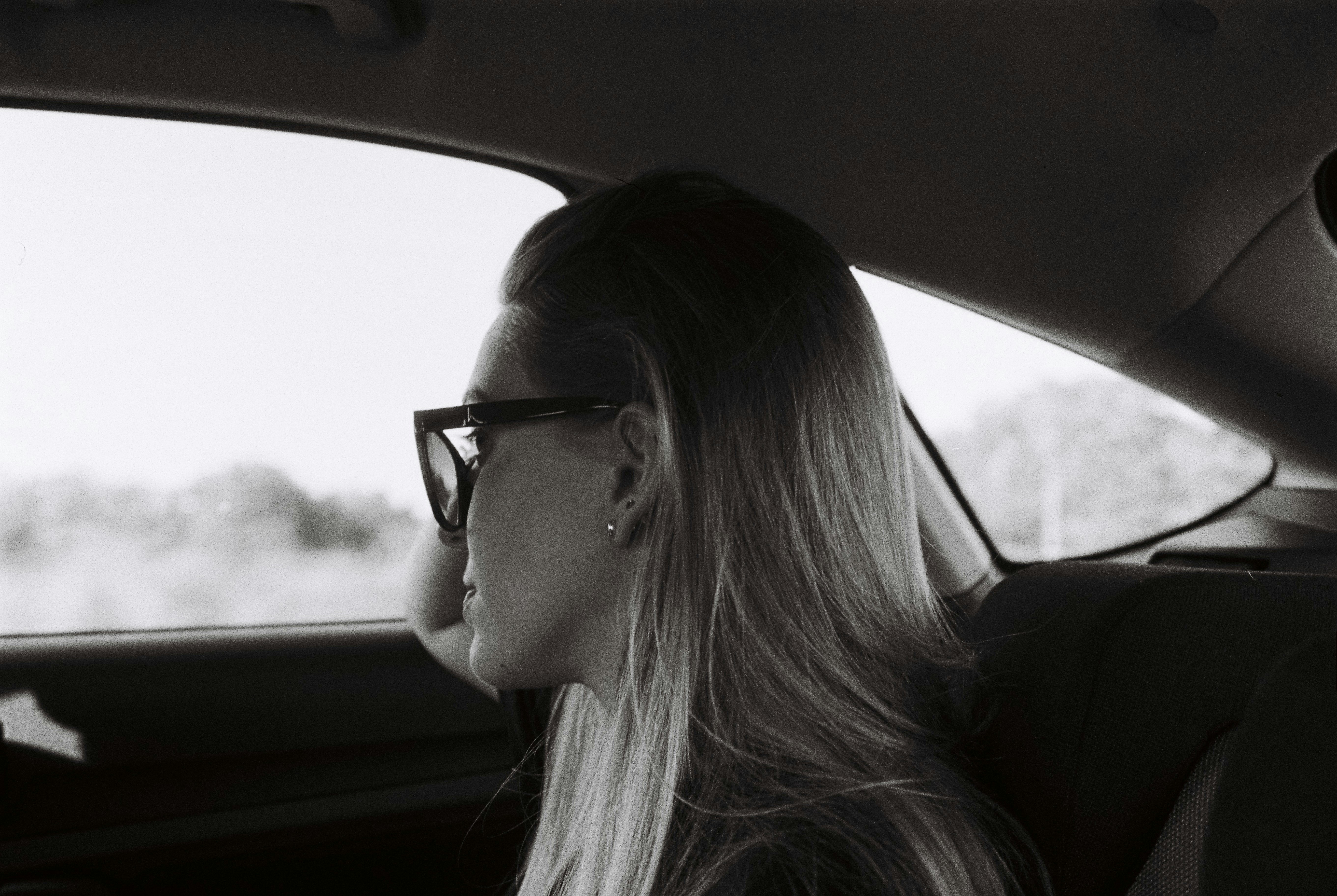 Una mujer sentada en un automóvil | Fuente: Unsplash
