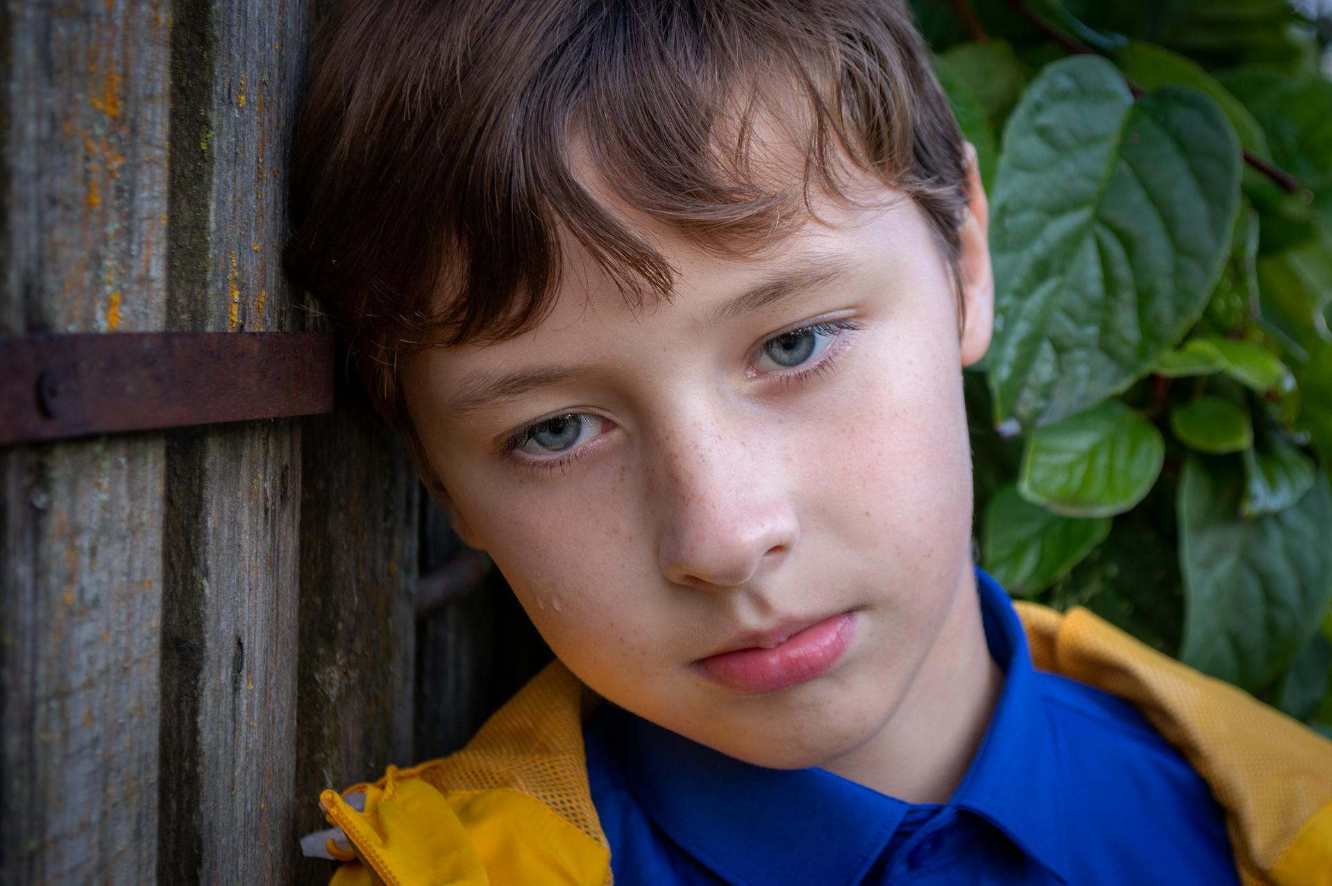 Un chico mirando hacia abajo | Fuente: Pexels