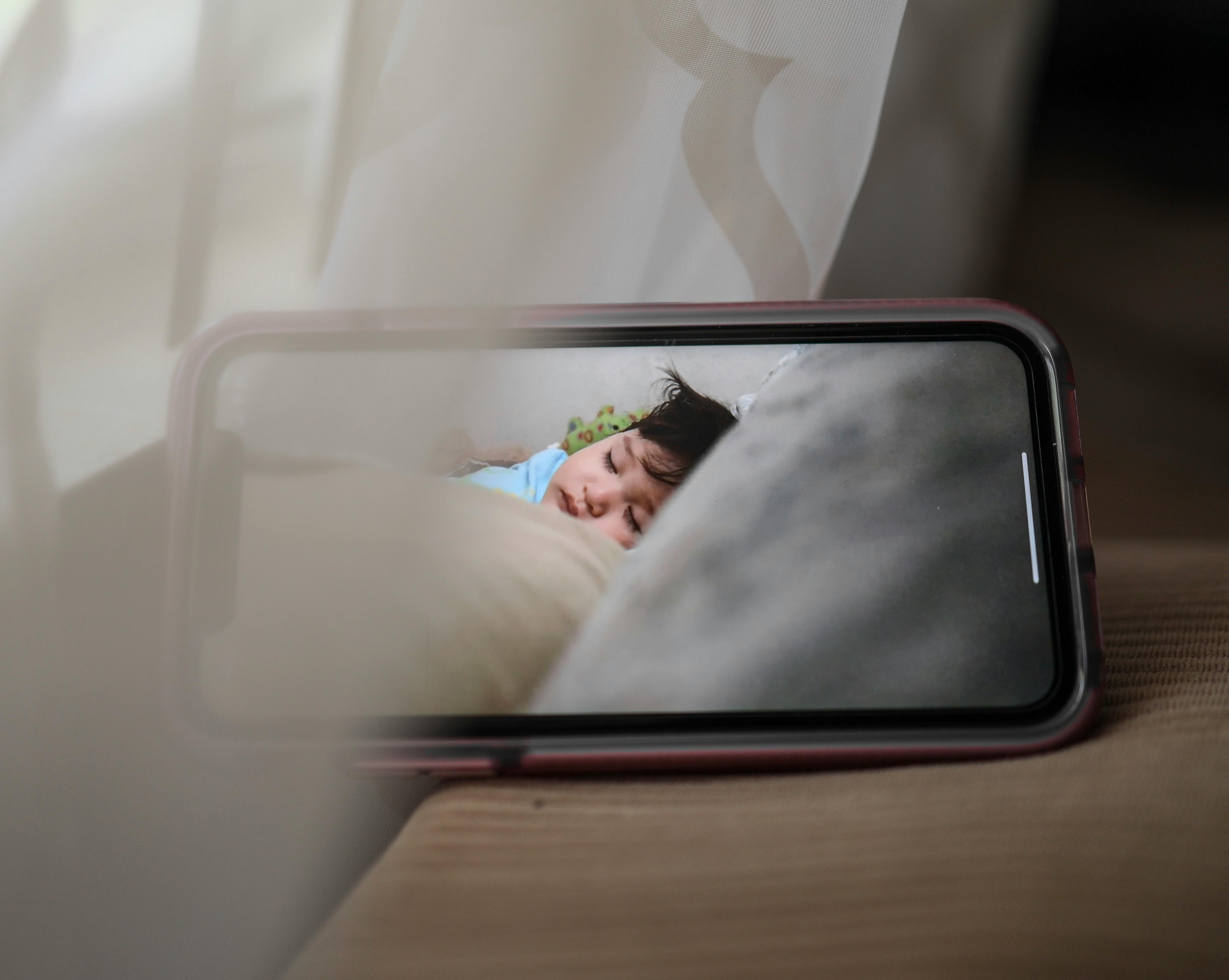 Pantalla de móvil mostrando a un bebé durmiendo | Fuente: Pexels