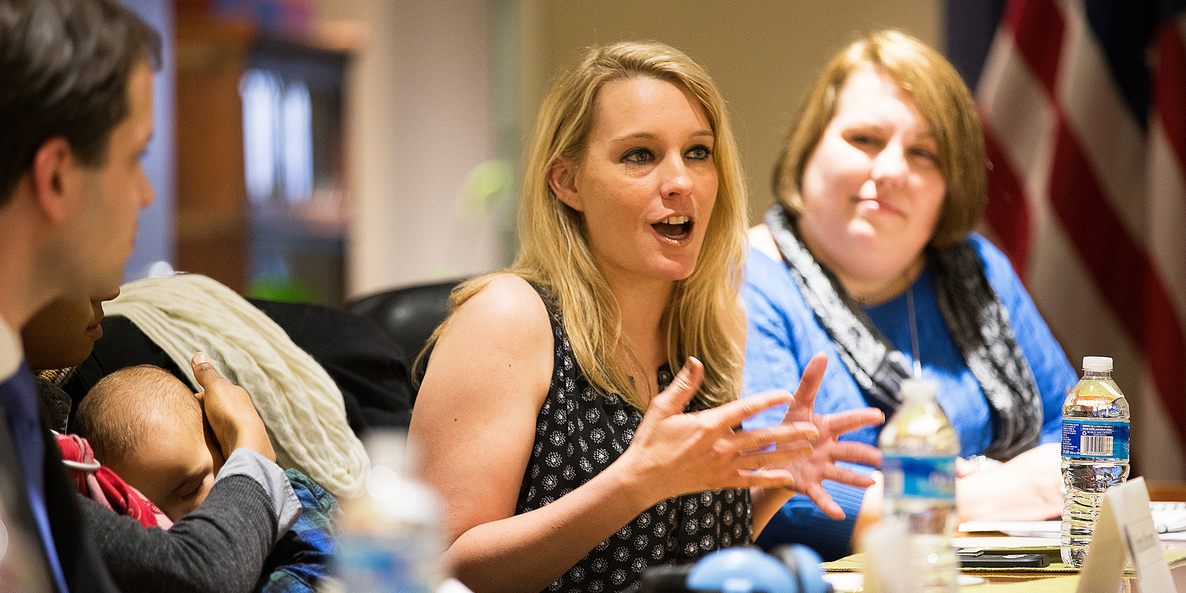 Una mujer hablando en un evento | Fuente: Flickr