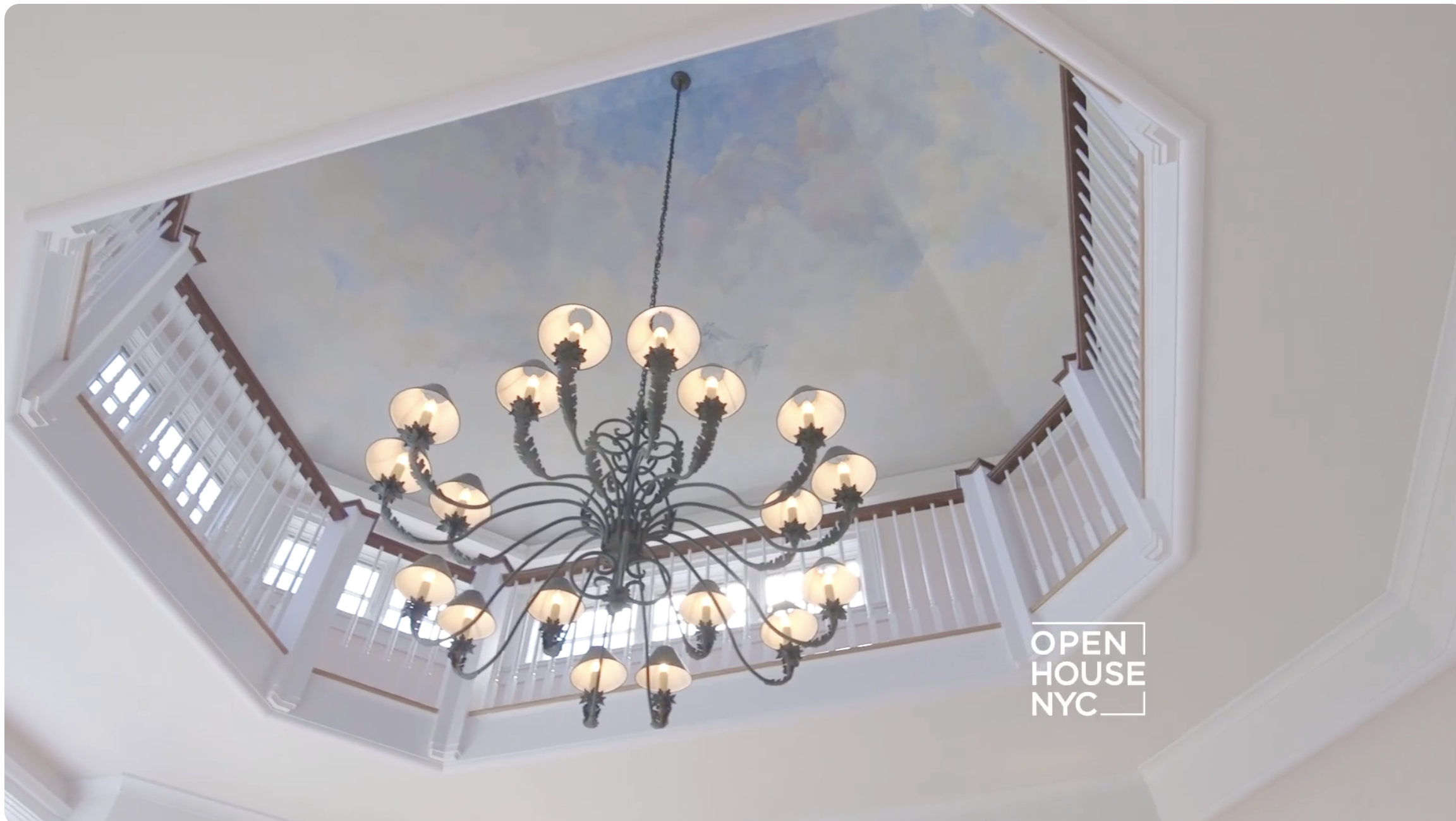 El techo de Susan Lucci y Helmut Huber fotografiado en su casa de Long Island, Nueva York. | Fuente: YouTube/OpenHouseTV