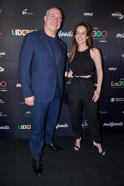 Frederic García y Altair Jarabo posan para una foto durante la alfombra roja de los "Premios 300 Líderes Más Influyentes" en Jardín Santa Fe el 7 de septiembre de 2023 en la Ciudad de México, México | Fuente: Getty Images