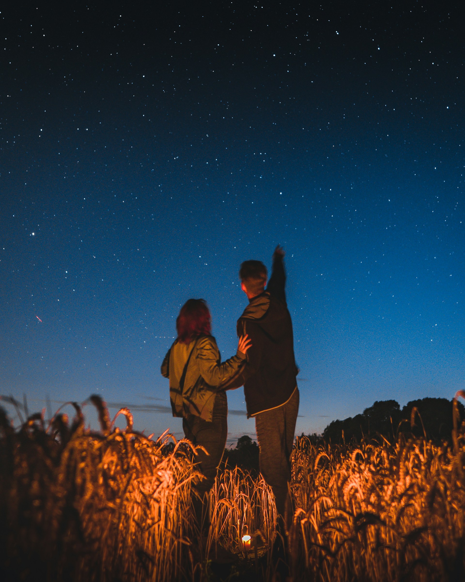 Una pareja mirando las estrellas | Fuente: Unsplash