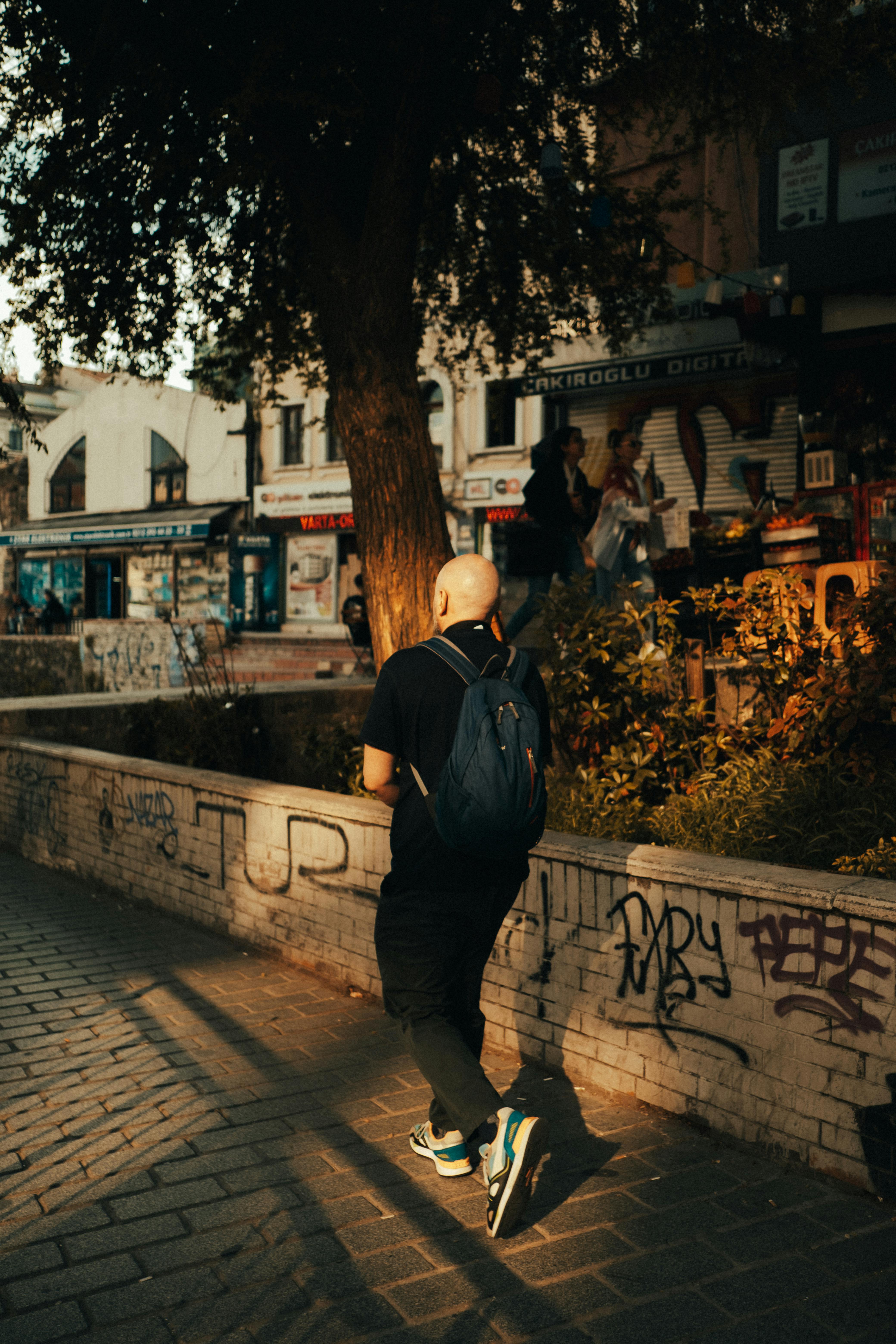 Un hombre alejándose | Fuente: Pexels