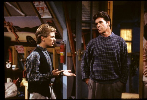 El actor y Alan Thicke en el set de "Growing Pains", circa 1990 | Fuente: Getty Images