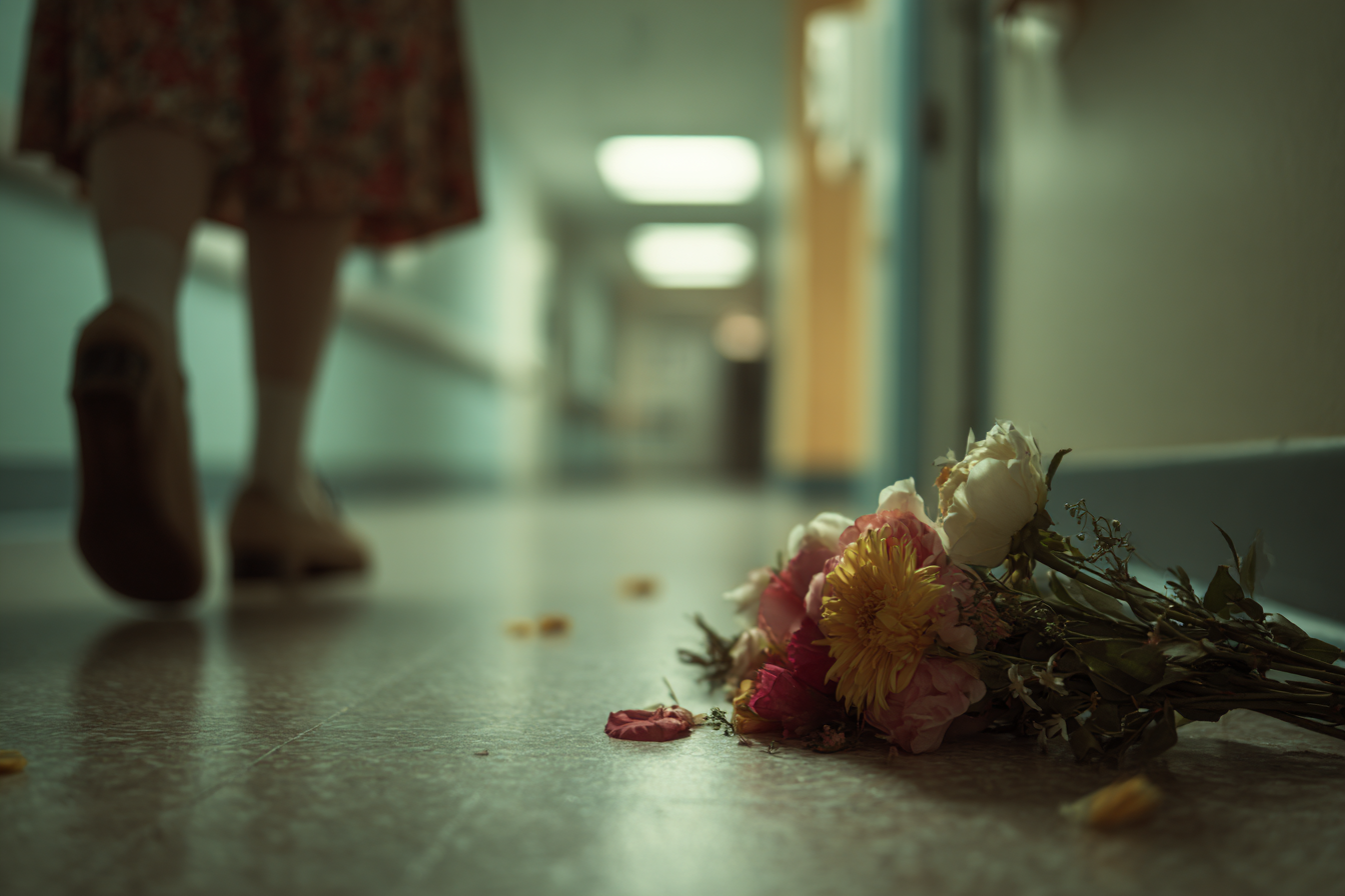 Una mujer alejándose | Fuente: Midjourney