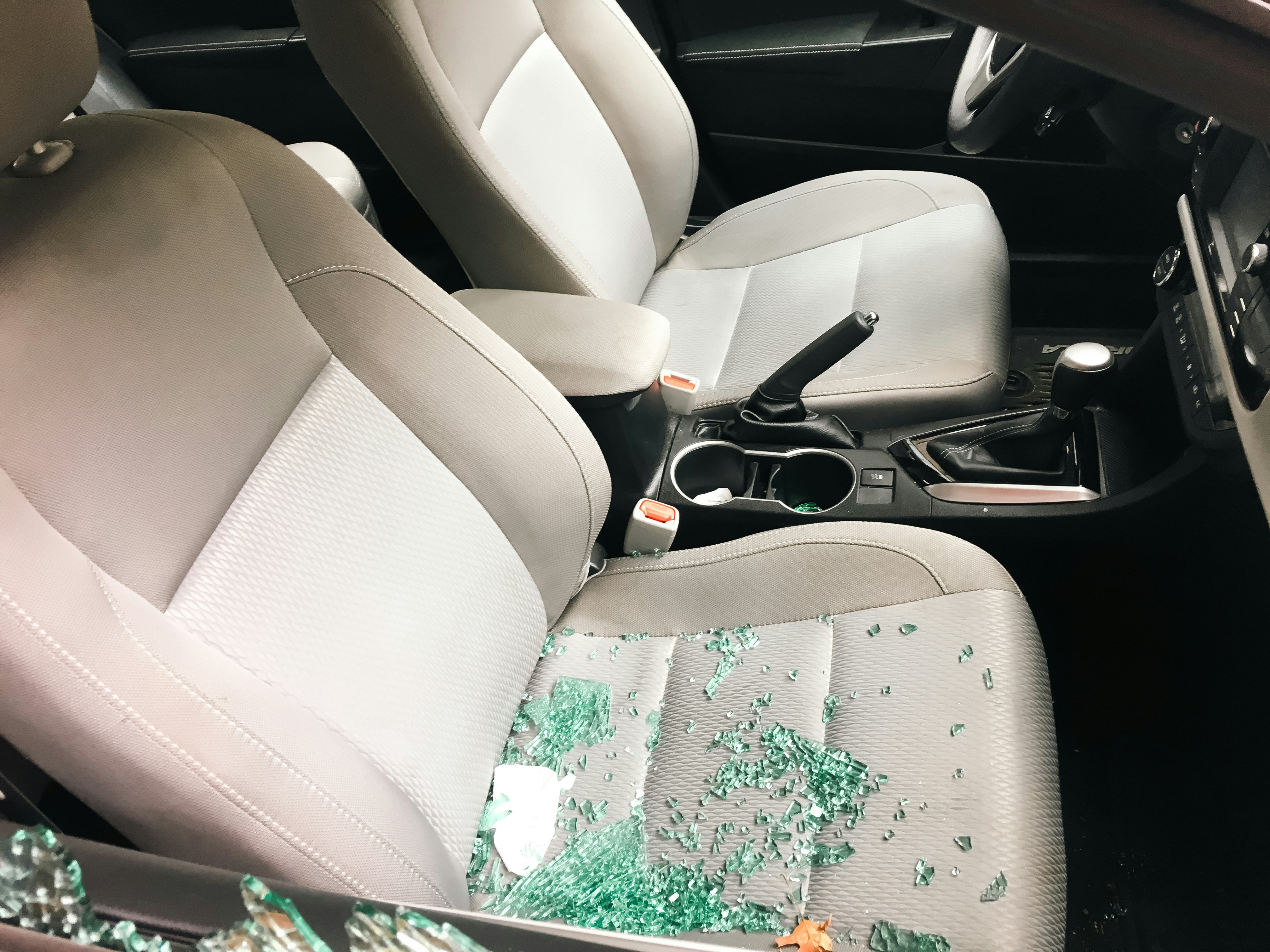 Cristales rotos de una ventanilla en el asiento de un Automóvil | Fuente: Unsplash