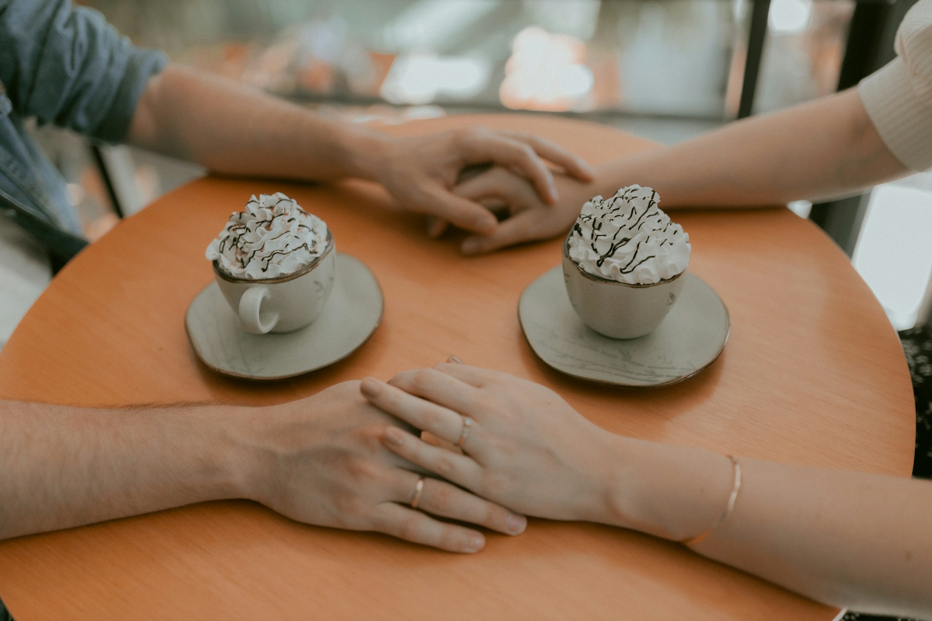 Una pareja cogida de la mano | Fuente: Unsplash