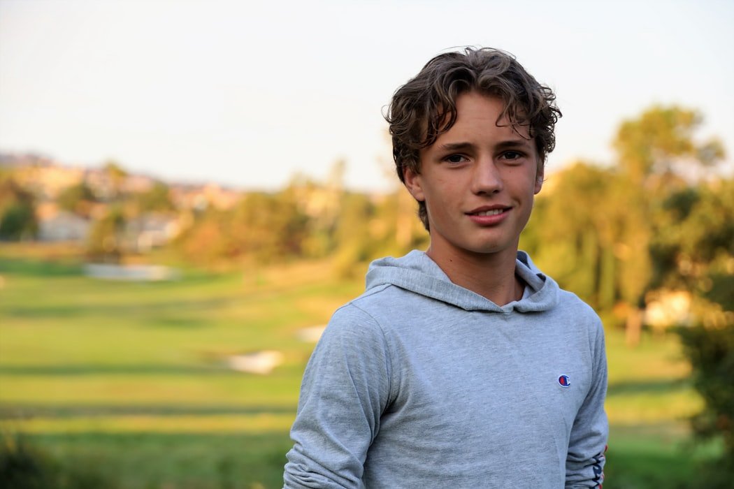 Un joven chico sonriendo | Fuente: Unsplash