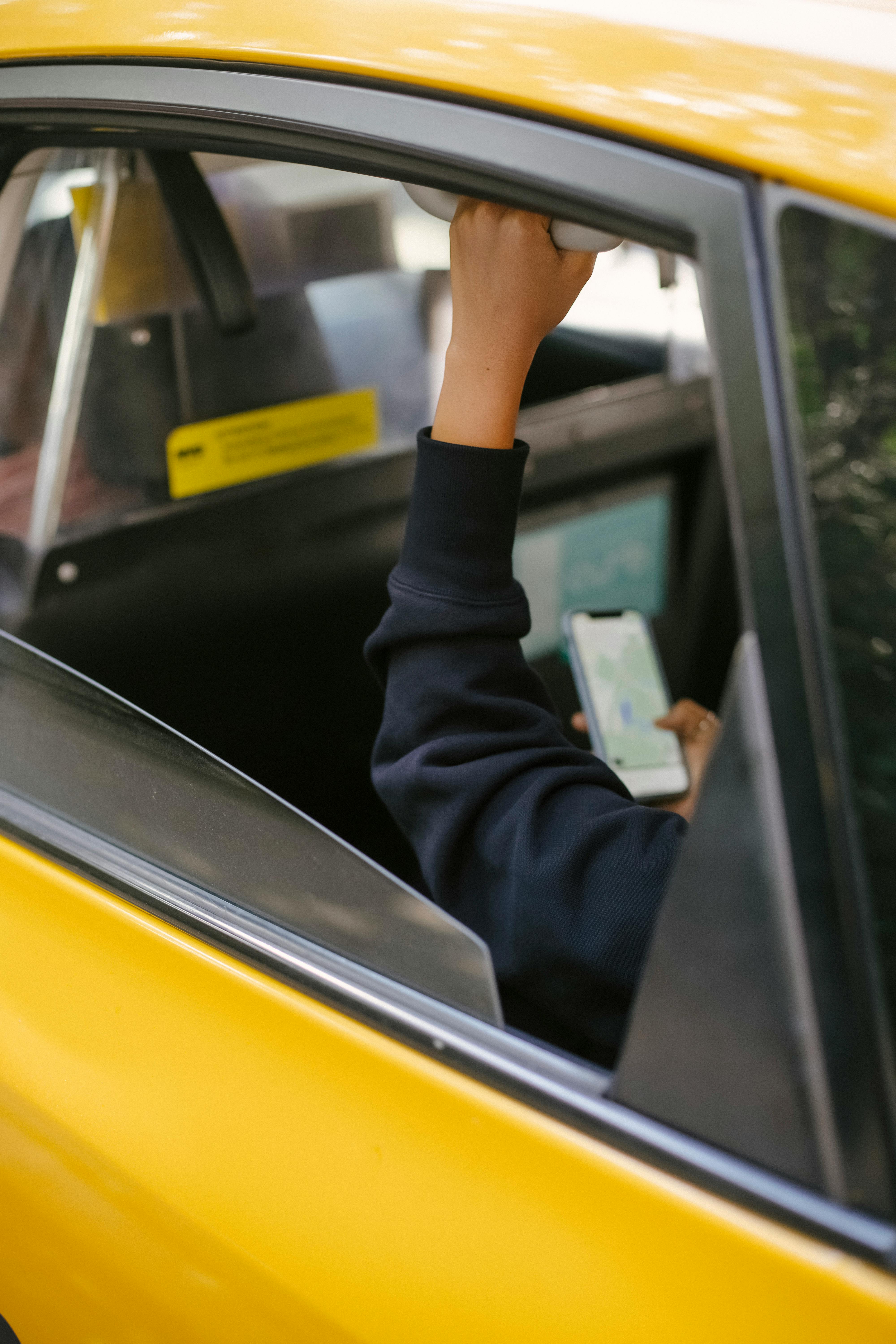 Alguien en un taxi amarillo | Fuente: Pexels