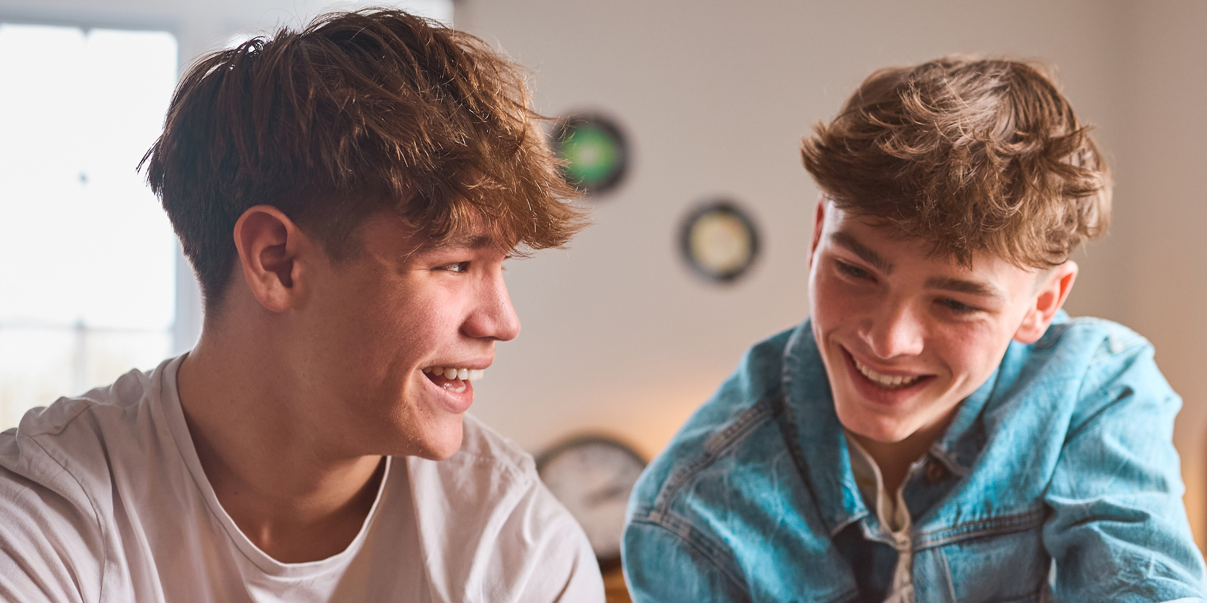 Dos adolescentes riendo juntos | Fuente: Shutterstock