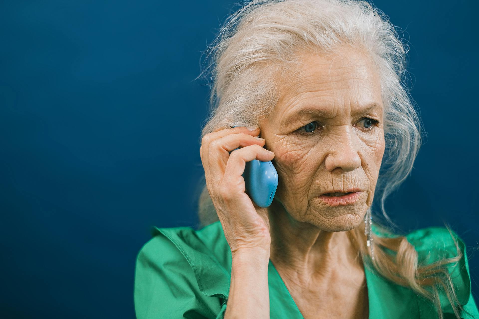 Una mujer hablando por teléfono | Fuente: Pexels