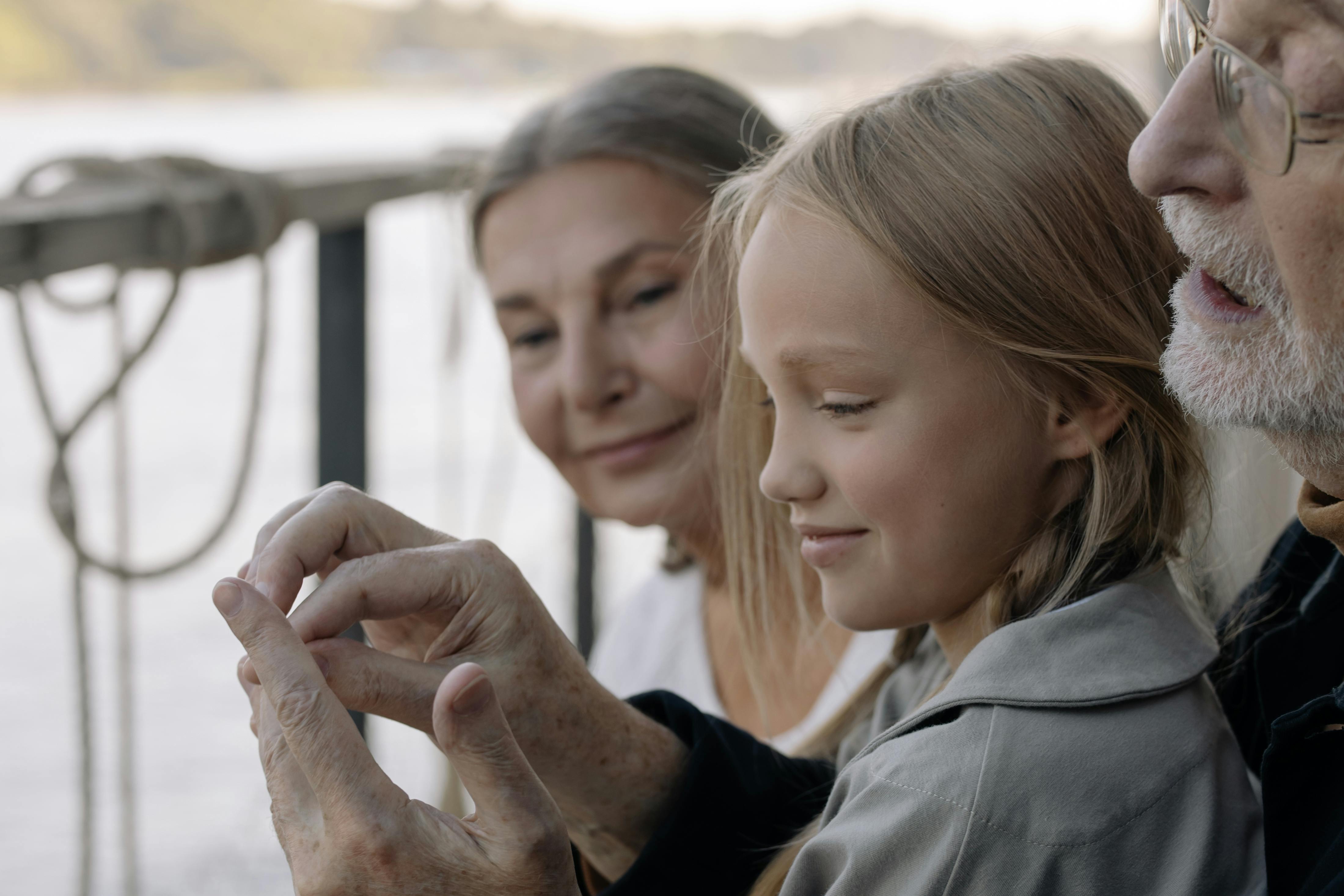 Abuelos felices con su nieta | Fuente: Pexels
