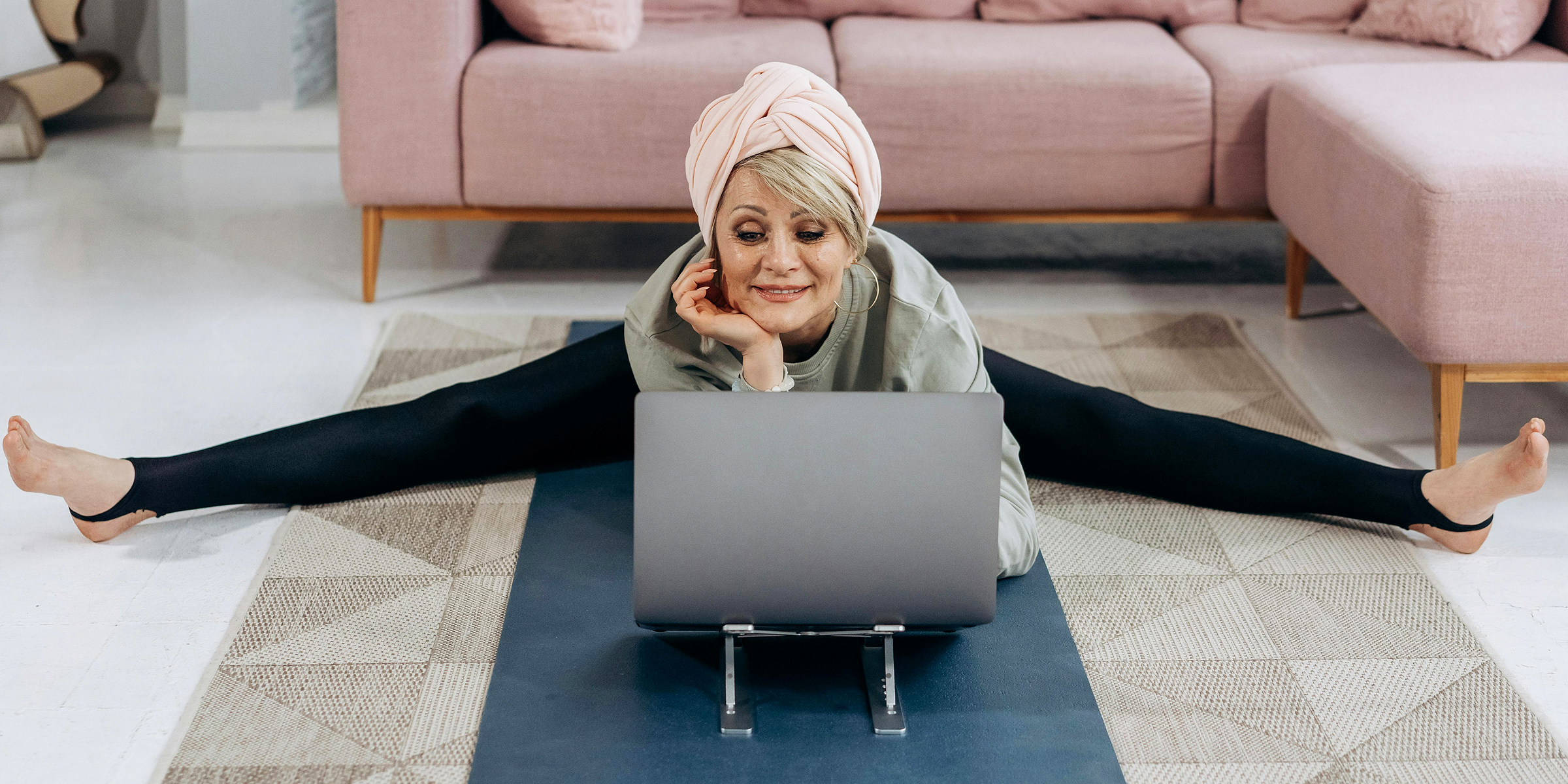 Anciana haciendo deporte ante su portátil | Fuente: Pexels