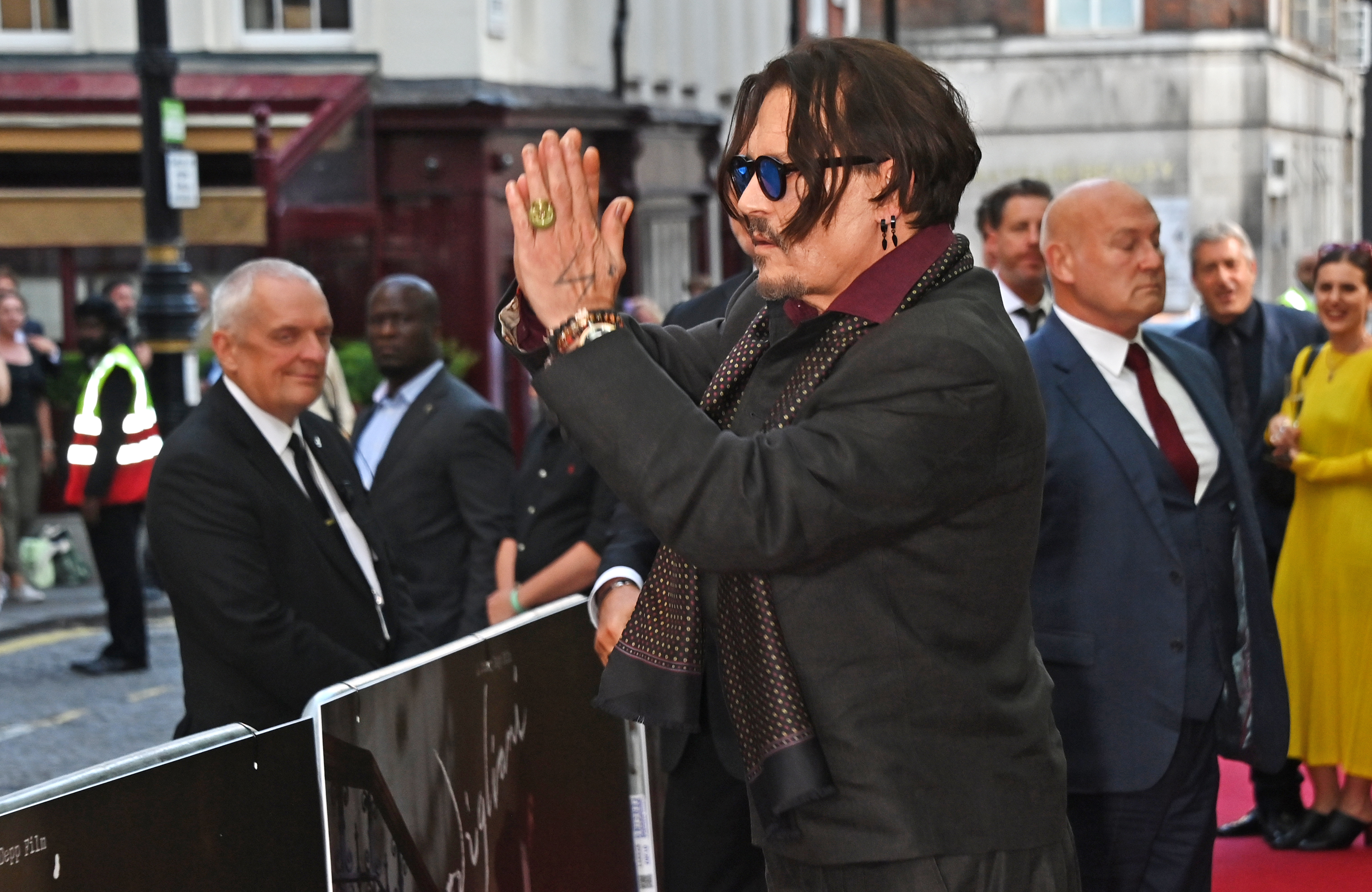 Johnny Depp saluda a sus fans en The Curzon Mayfair en Londres | Fuente: Getty Images