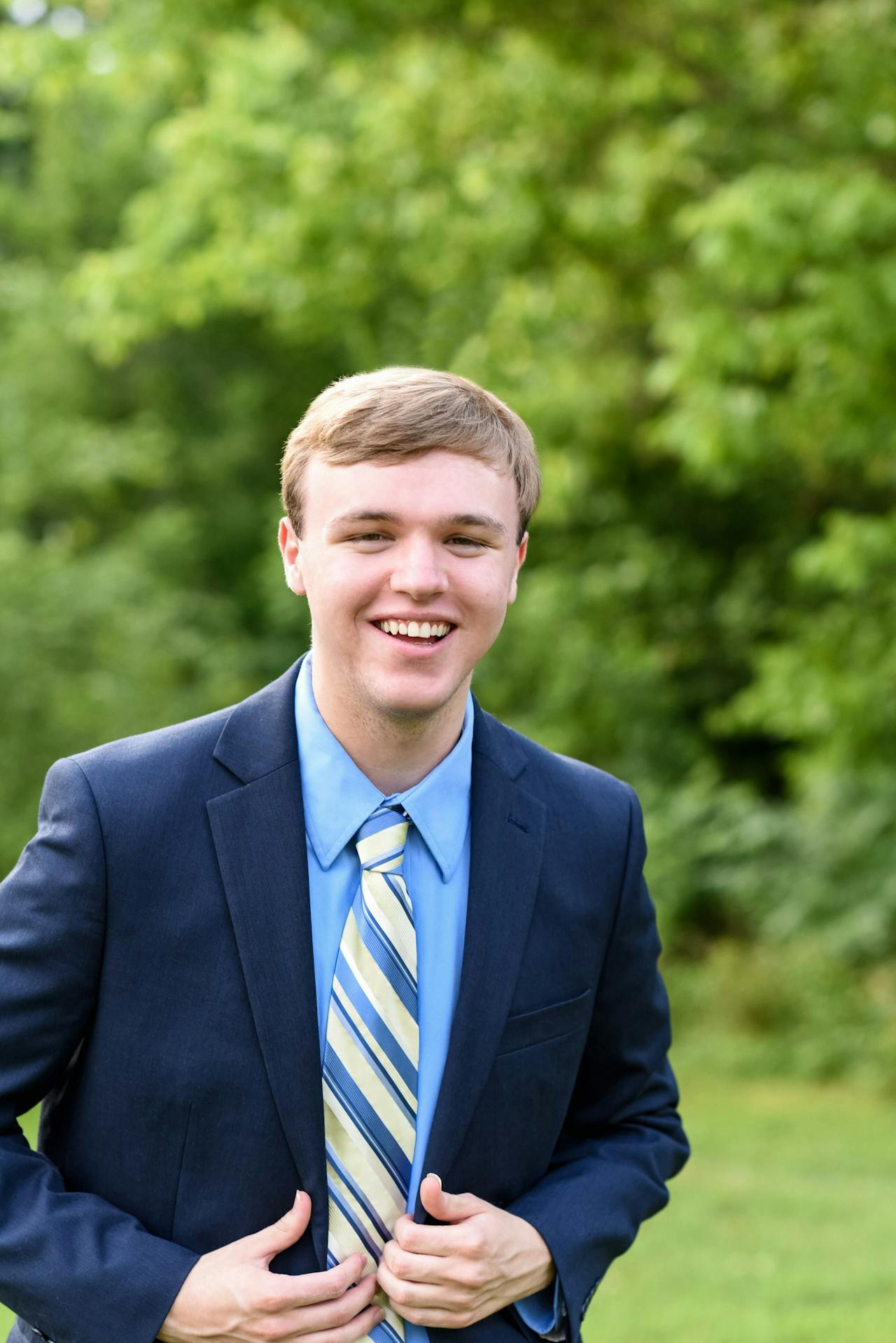 Un joven sonriente | Fuente: Pexels