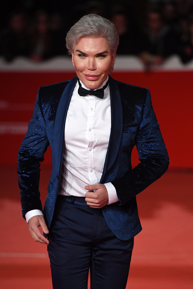 Rodrigo Alves (el Muñeco Ken Humano) posa sobre la alfombra roja en el 13° Festival de Cine de Roma, Italia, el 24 de octubre de 2018 | Fuente: Getty Images