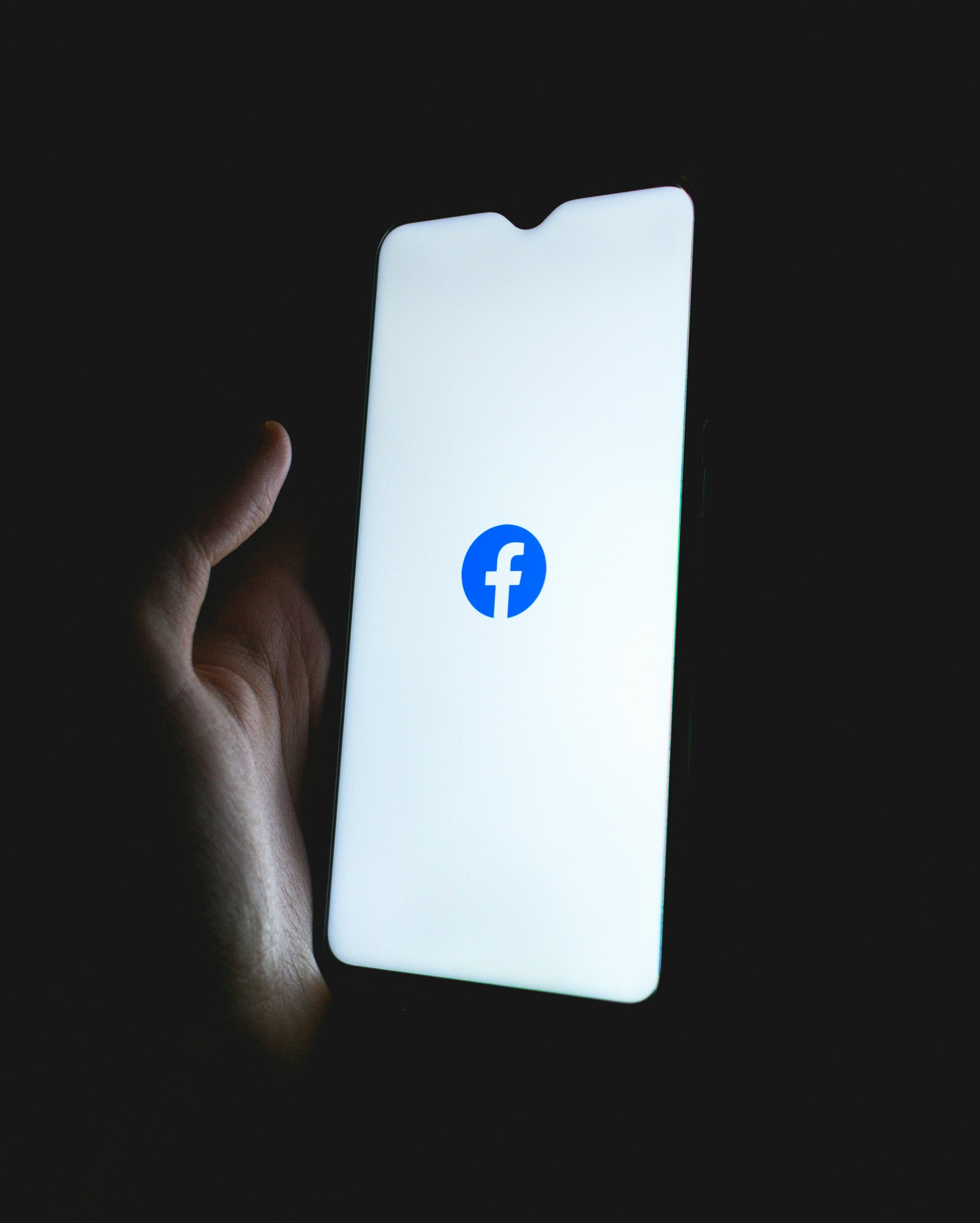 Una persona con un teléfono en la mano | Fuente: Unsplash