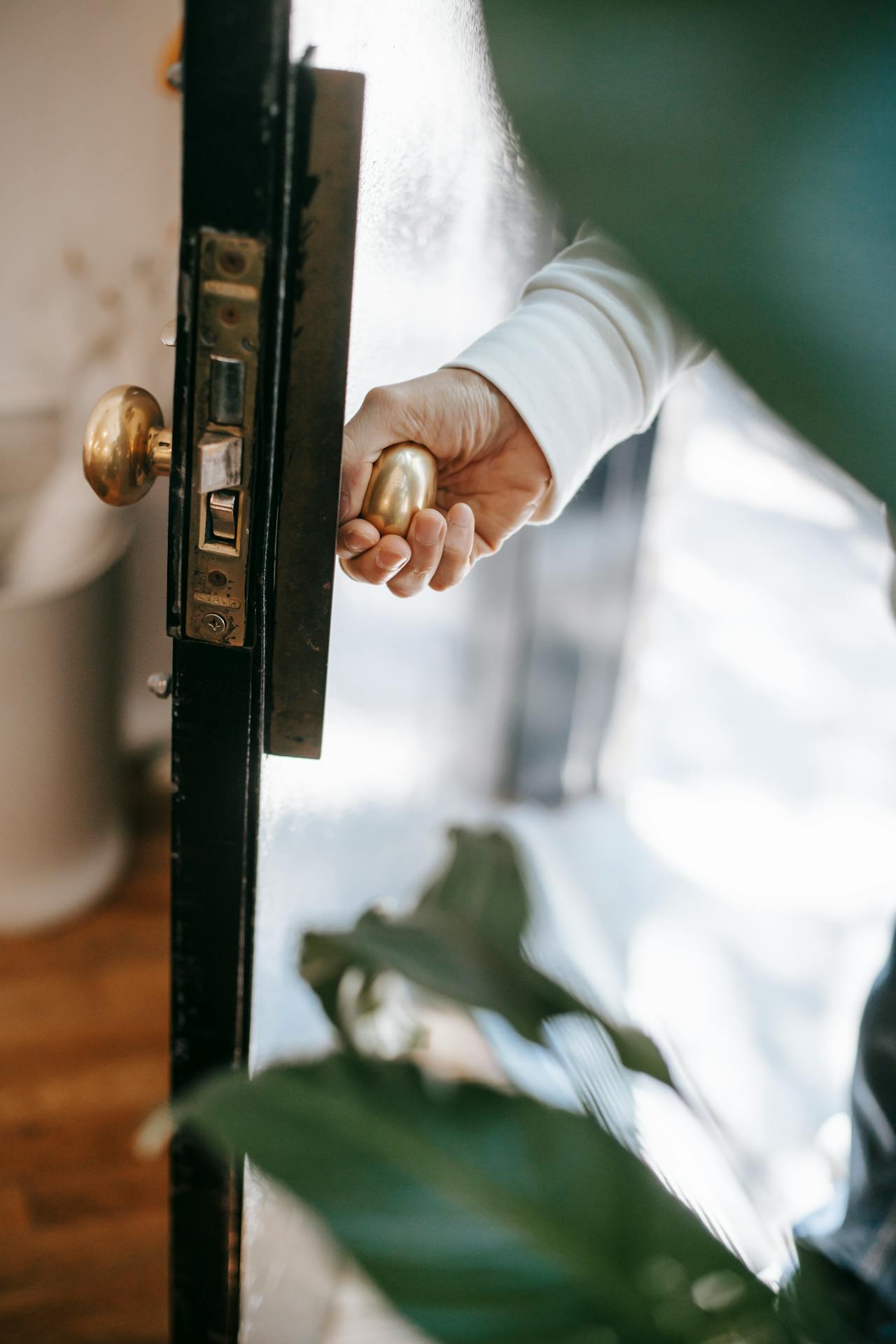Un hombre abriendo la puerta | Fuente: Pexels