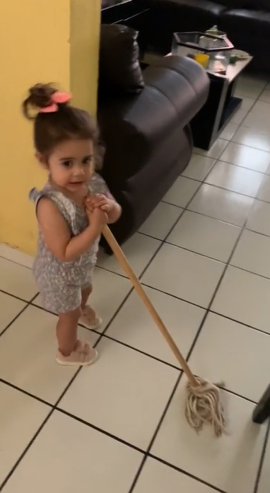 La pequeña Regina trapeando el piso | Fuente: TikTok/esmeraldafg222