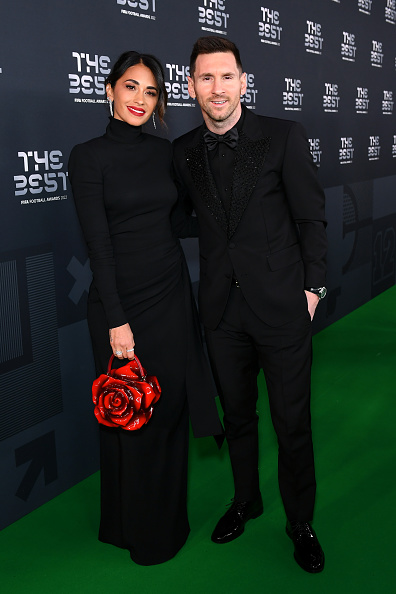 Antonela Roccuzzo y Lionel Messi posan para una fotografía en la Alfombra Verde antes de los Premios The Best FIFA Football Awards 2022 el 27 de febrero de 2023 en París, Francia. | Fuente: Getty Images