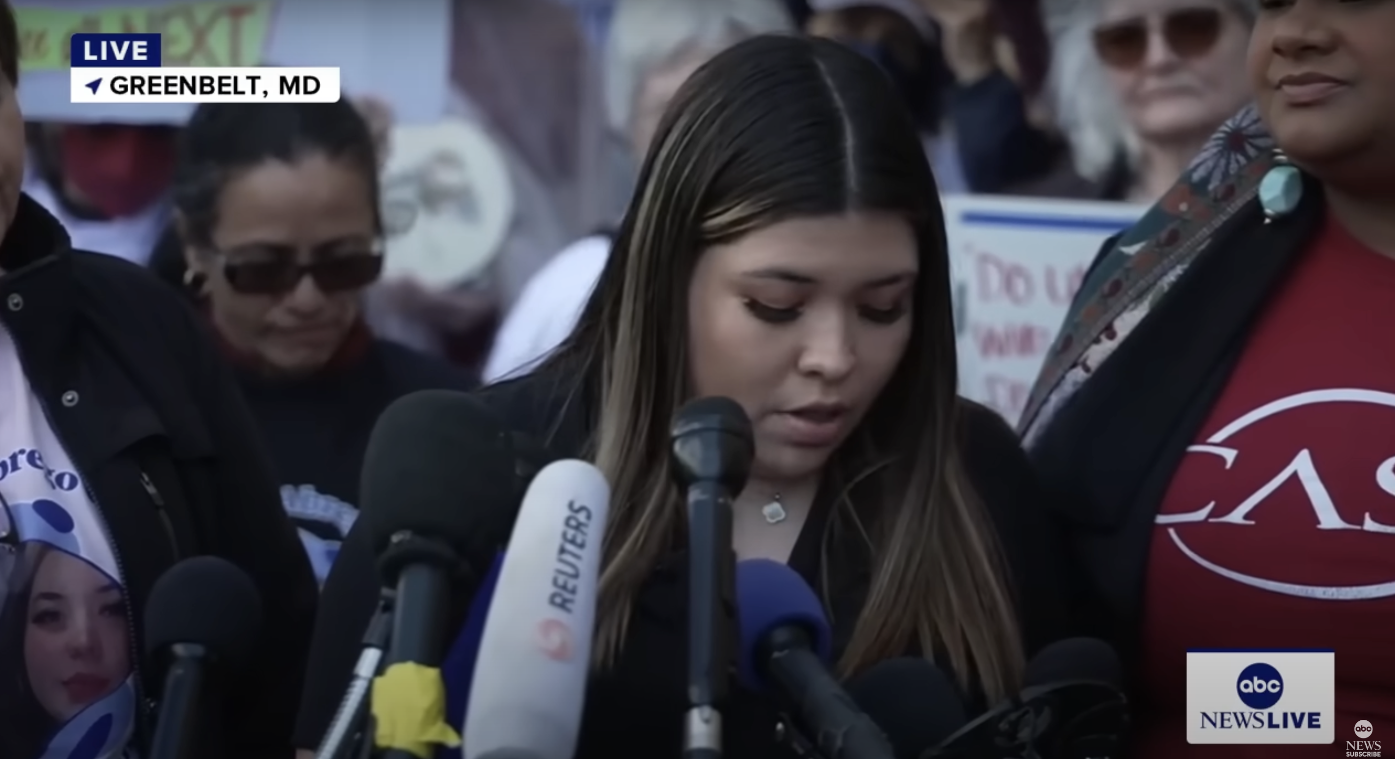 Jennifer Vásquez comparte sus pensamientos a las puertas de un tribunal de Maryland antes de una vista sobre el caso de su marido, Kilmar Ábrego García, el 16 de abril de 2025 | Fuente: YouTube/ABCNews