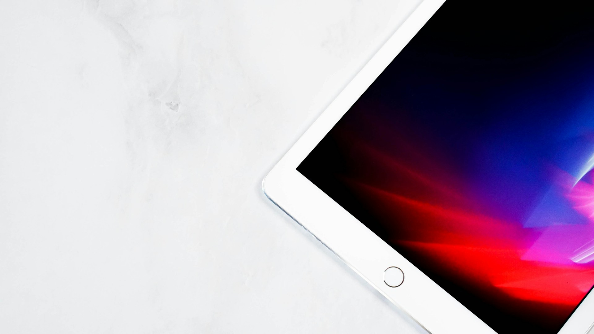 Un iPad sobre una superficie blanca | Fuente: Unsplash