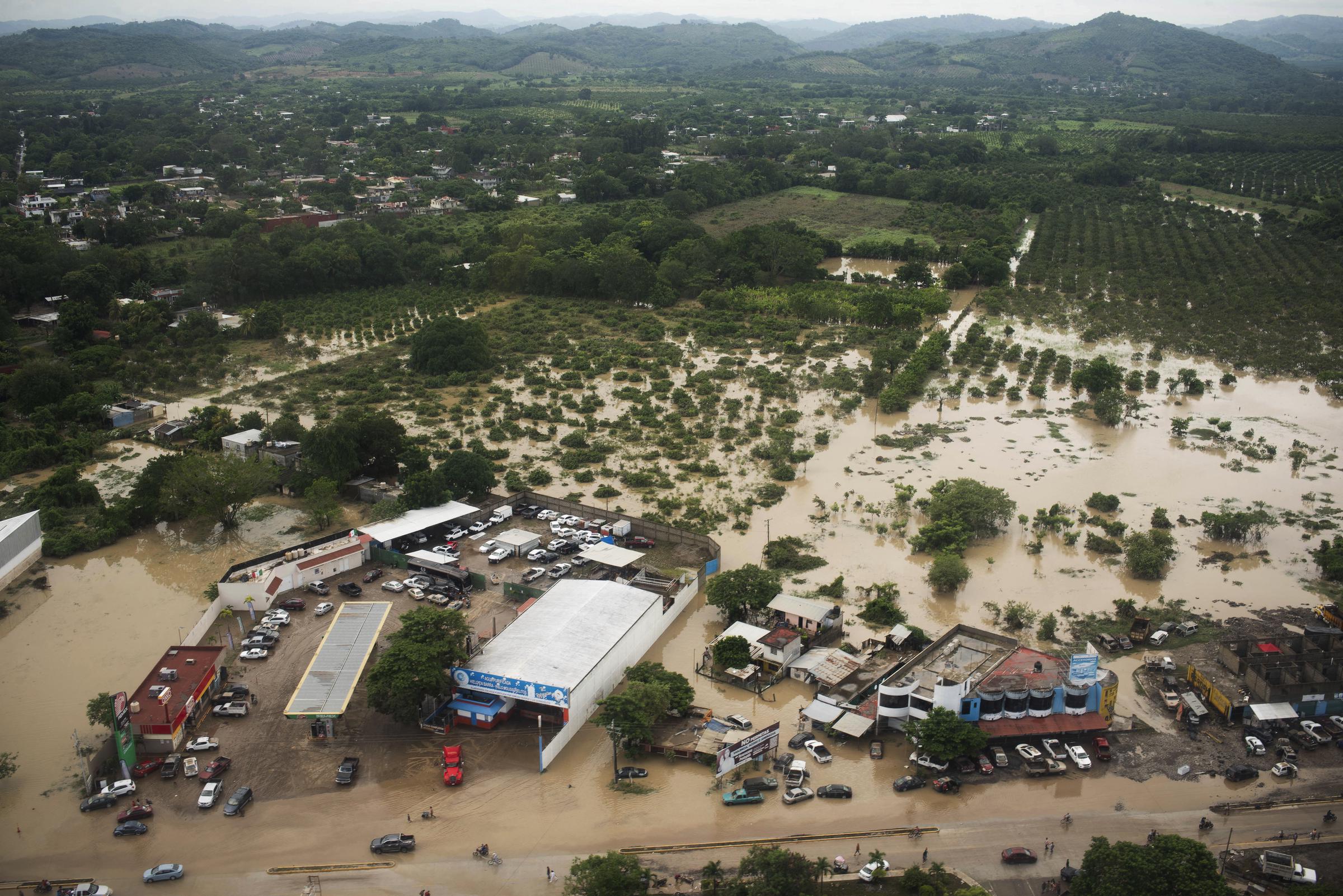 Esta vista aérea, tomada durante un sobrevuelo de la Armada de México, muestra las calles inundadas tras las fuertes lluvias en Poza Rica, Veracruz, México, el 11 de octubre de 2025. | Fuente: Getty Images