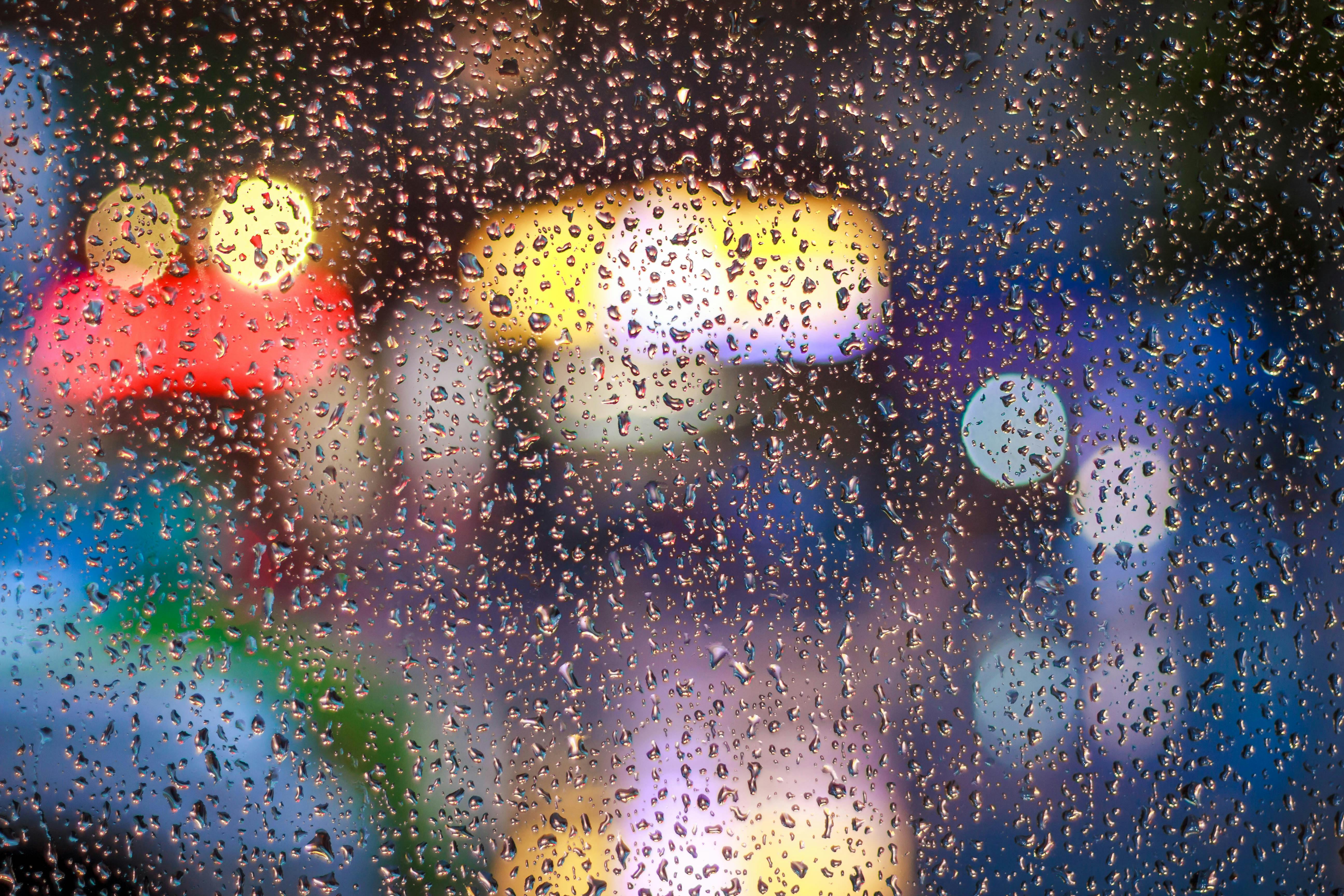 Gotas de lluvia en una ventana de cristal | Fuente: Pexels