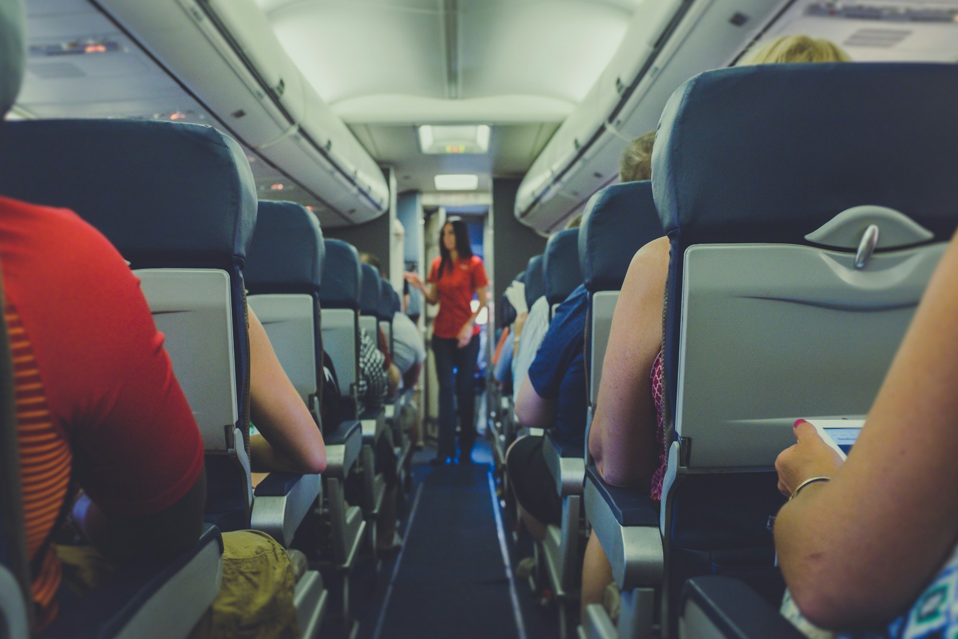 Una azafata de vuelo de pie en el pasillo | Fuente: Unsplash