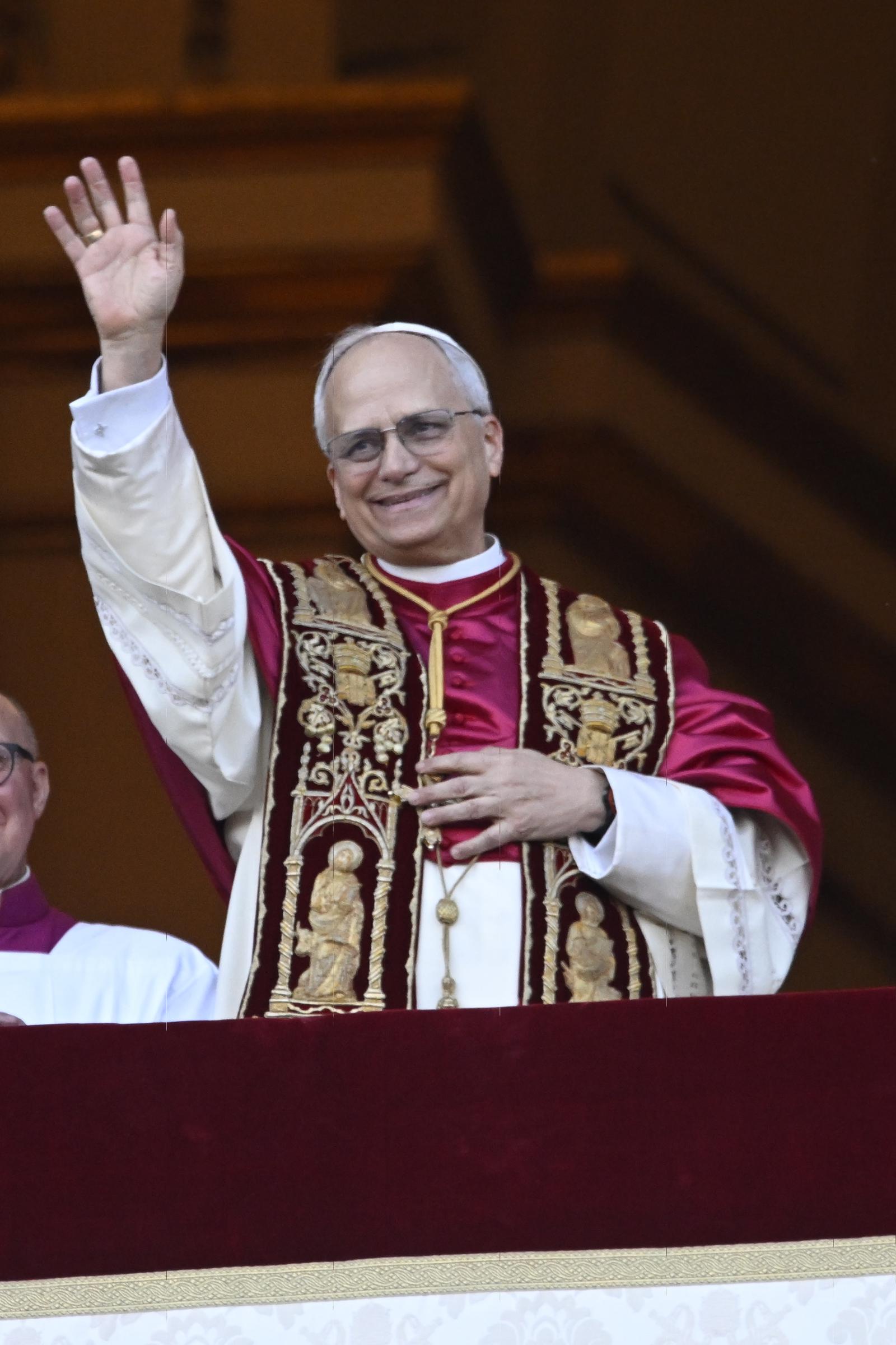 El papa León XIV, el 267º papa de la historia, aparece en el balcón de la Basílica de San Pedro el 8 de mayo de 2025 | Fuente: Getty Images