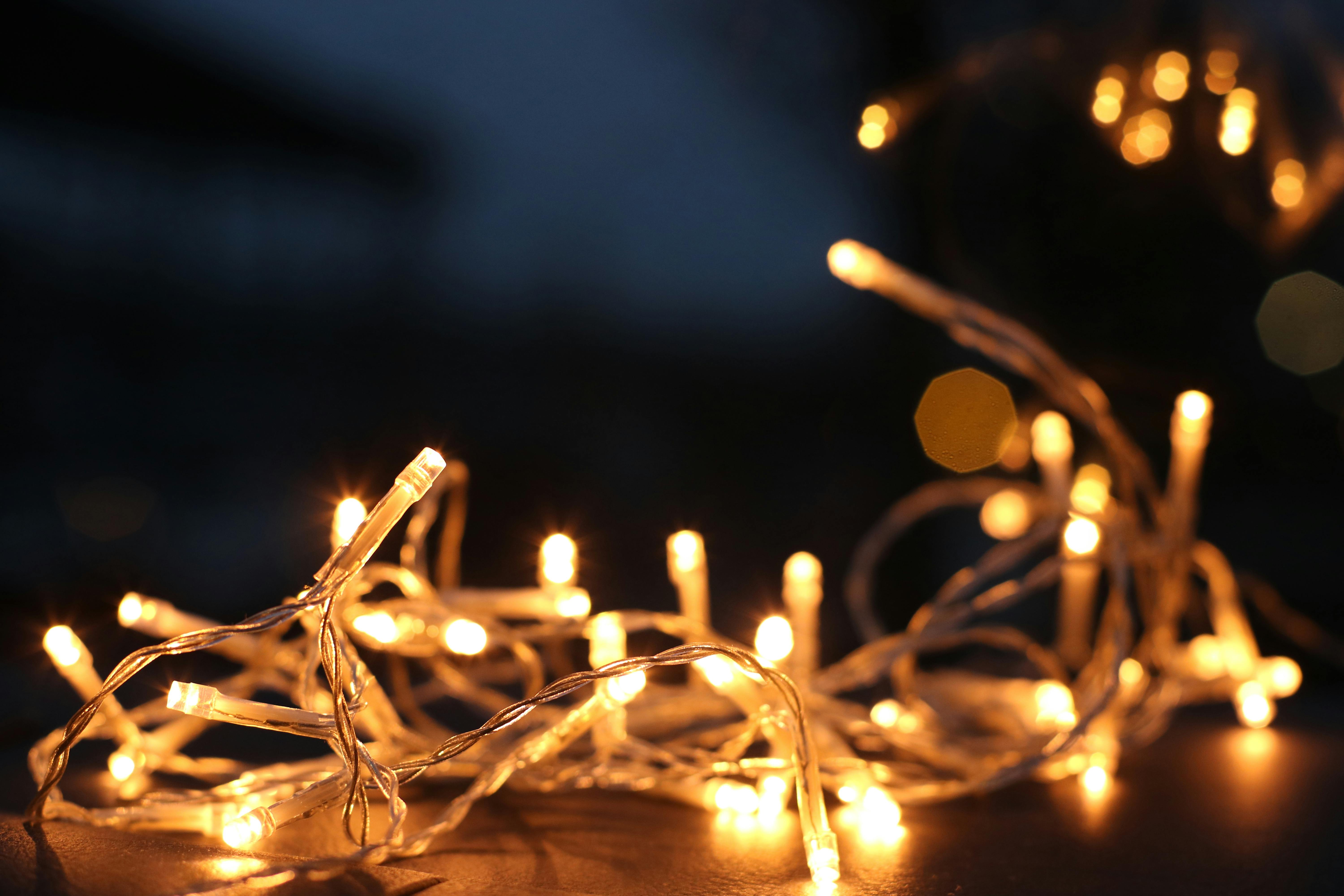 Cuerdas de luces encendidas | Fuente: Pexels
