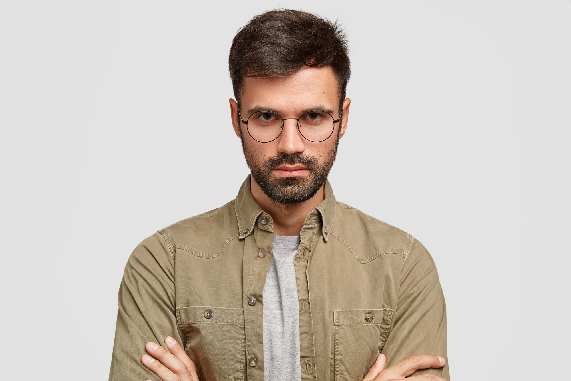 Un hombre mirando al frente | Fuente: Freepik