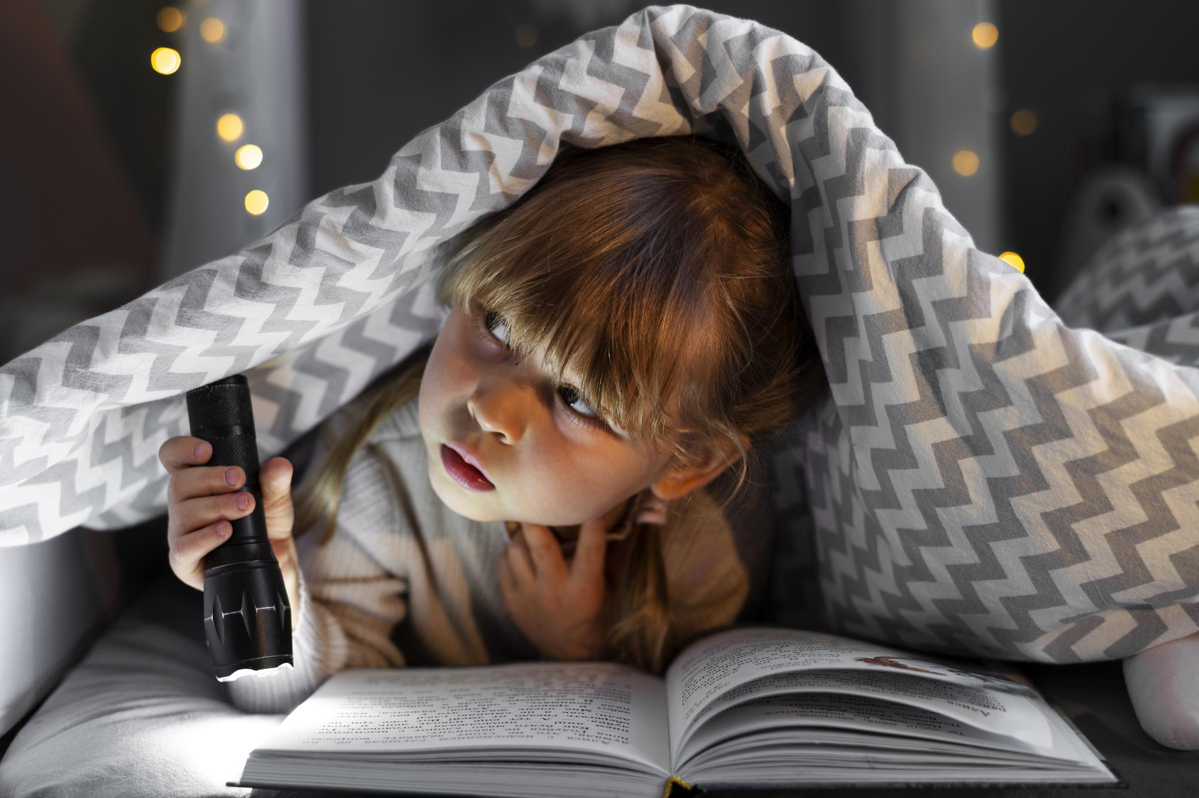 Una niña sosteniendo una linterna | Fuente: Freepik