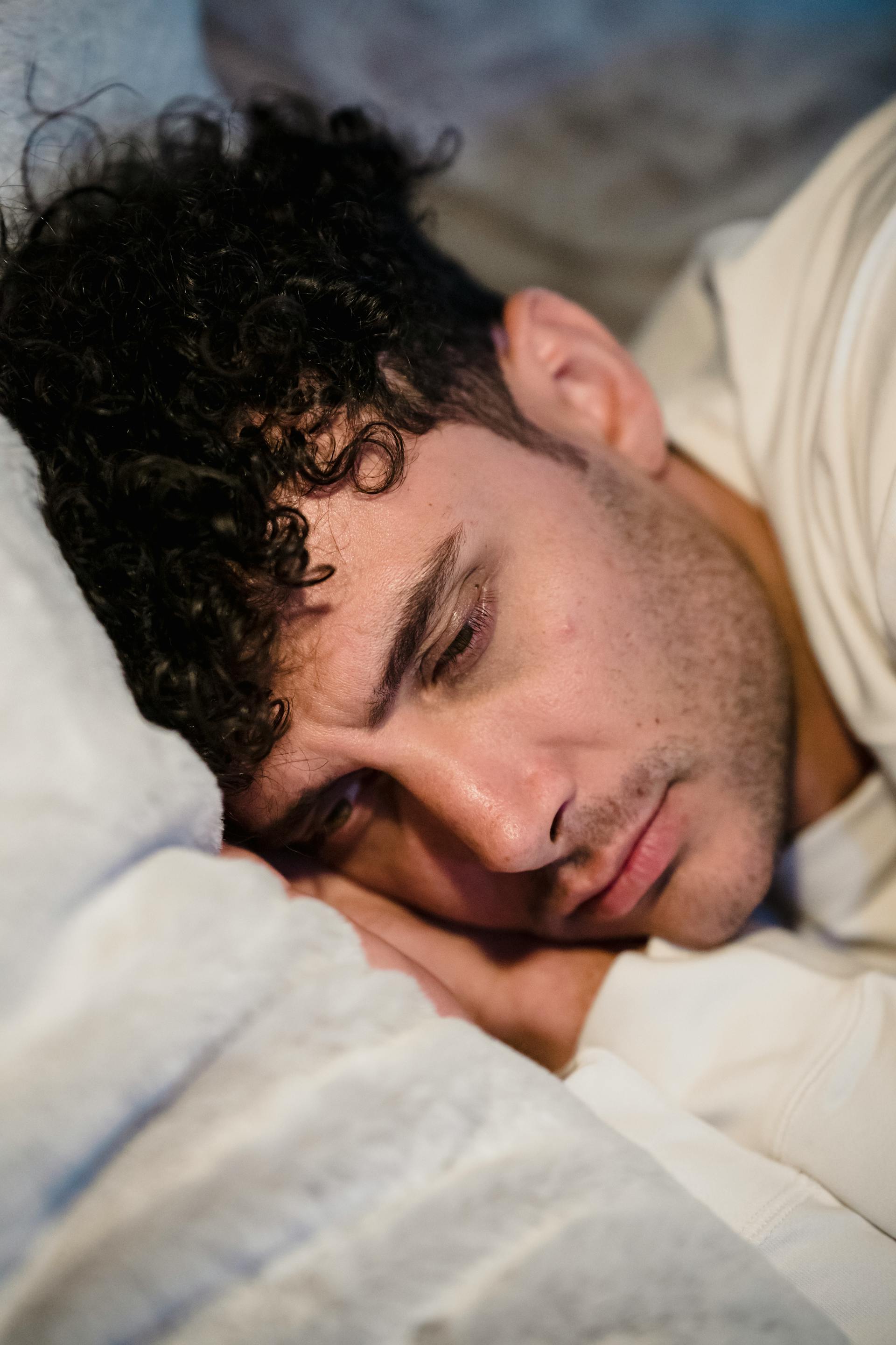 Un hombre intentando dormir | Fuente: Pexels