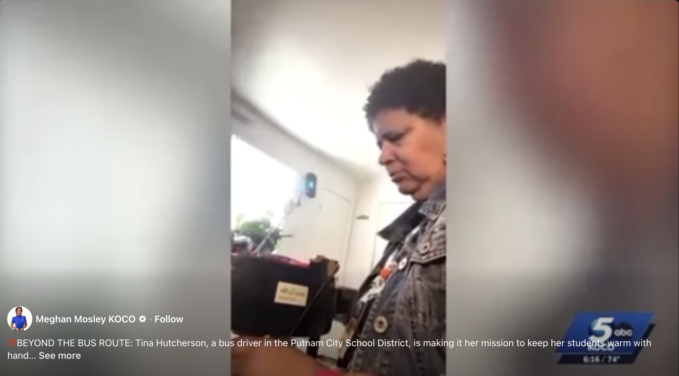 Tina Hutcherson trabajando en su máquina de tejer, con fecha del 19 de noviembre de 2025 | Fuente: Facebook/meghanmosleykoco