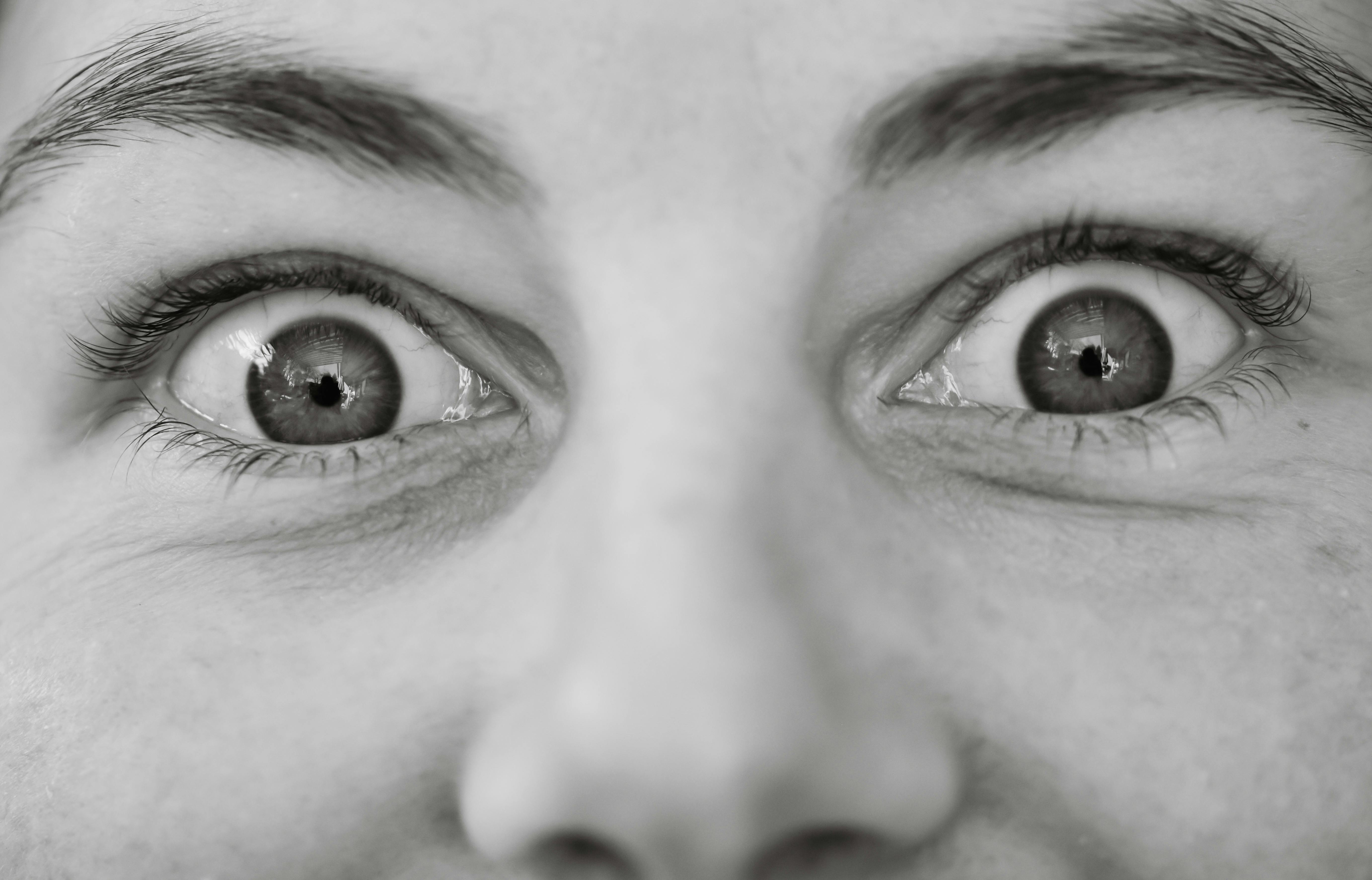 Primer plano de los ojos sorprendidos de una mujer | Fuente: Pexels