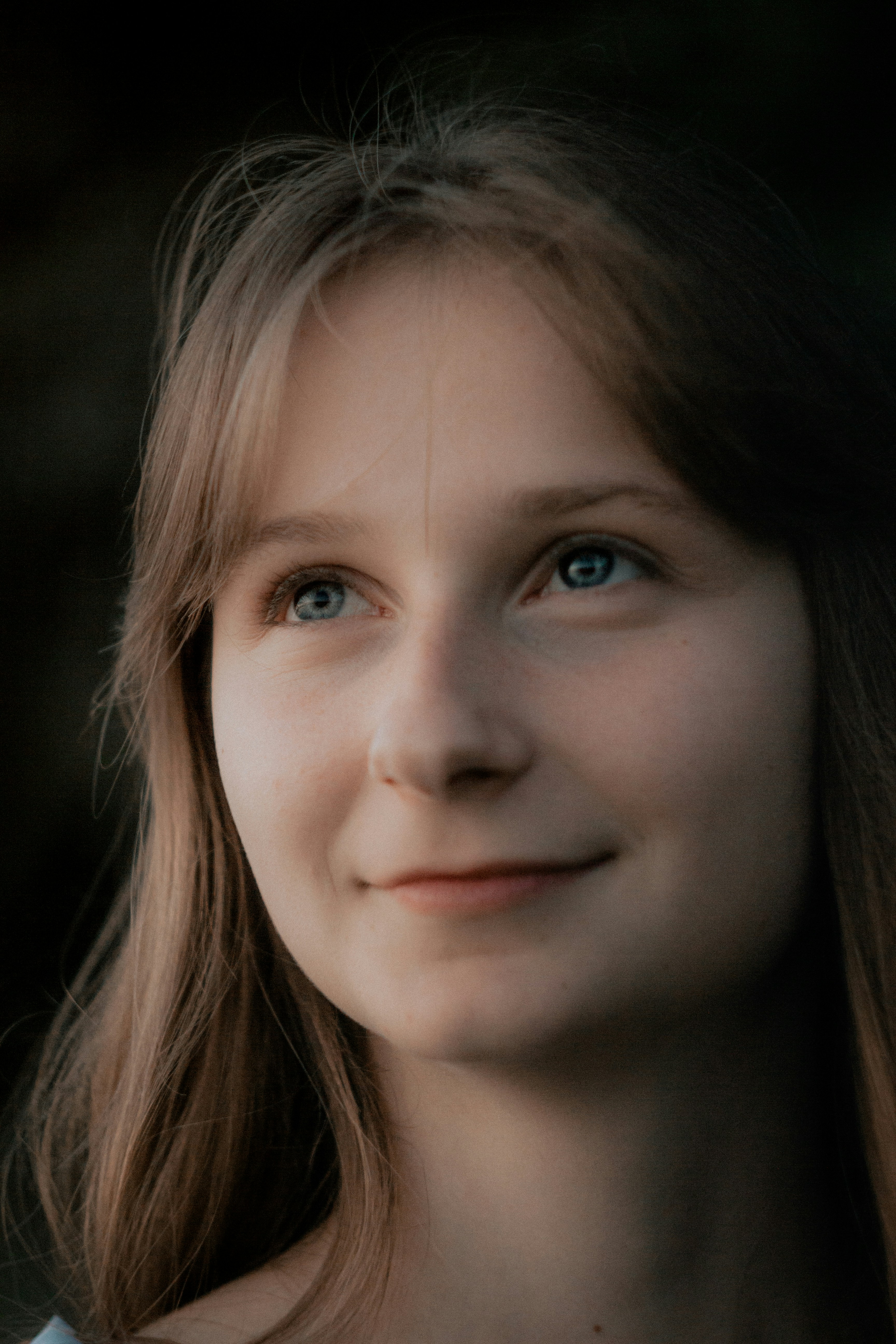 Una adolescente sonriente | Fuente: Unsplash