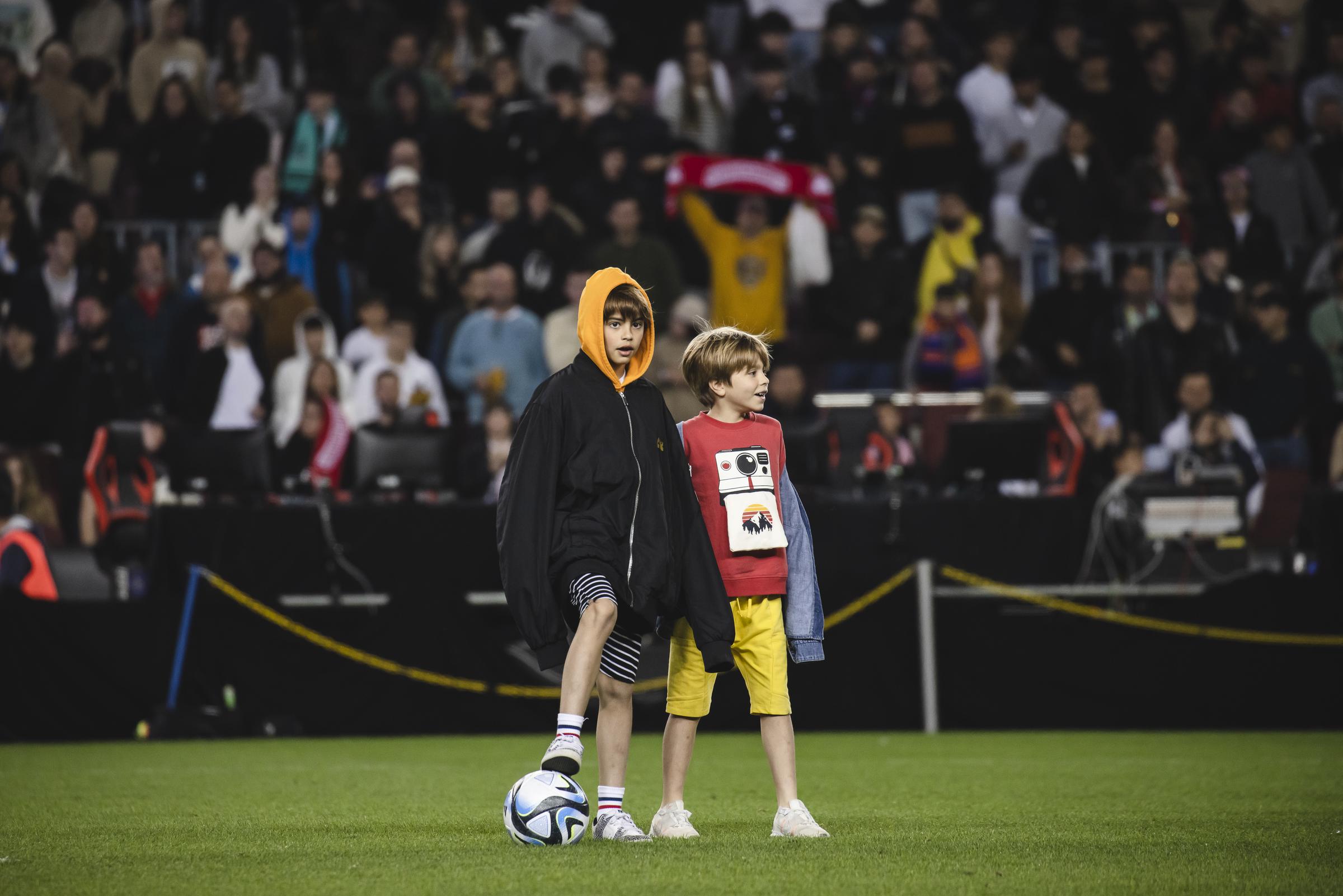 Sasha Piqué y Milan Piqué asisten a la Final Four del Torneo de la Liga de Reyes 2023 en el Spotify Camp Nou el 26 de marzo de 2023 en Barcelona, España. | Fuente: Getty Images