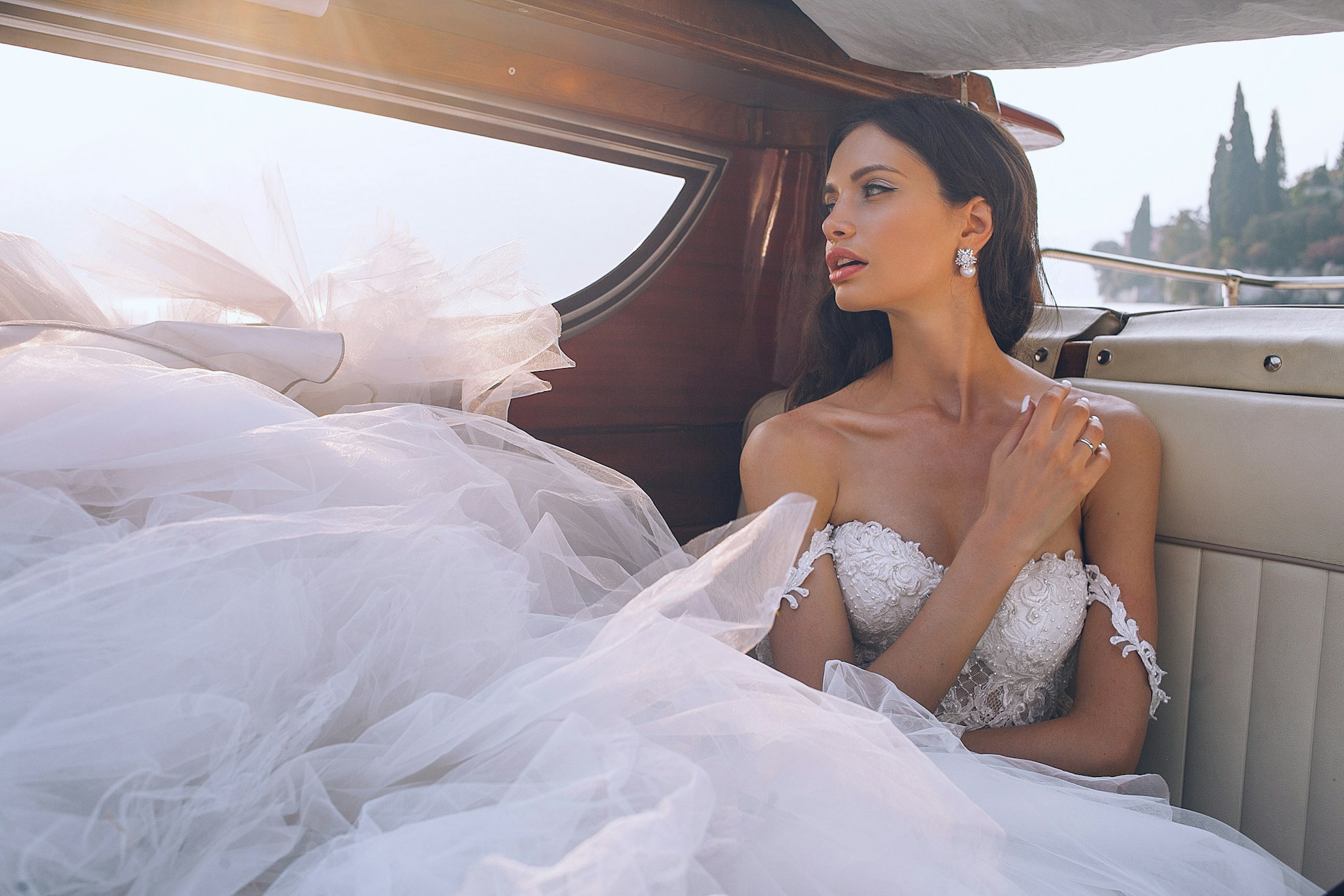 Una novia mirando por la ventanilla de un automóvil | Fuente: Unsplash
