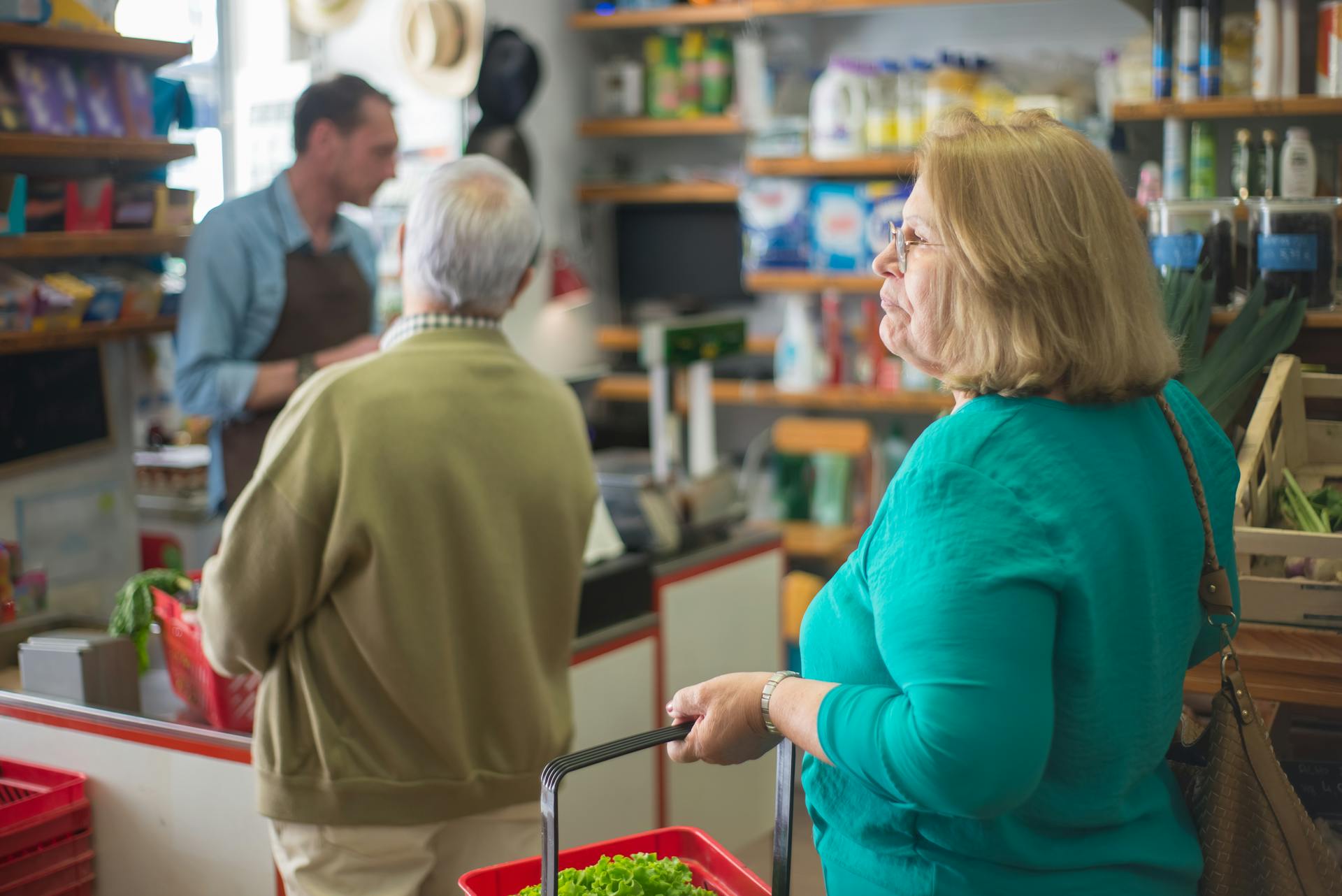 Una mujer llevando una cesta en una tienda de comestibles | Fuente: Pexels
