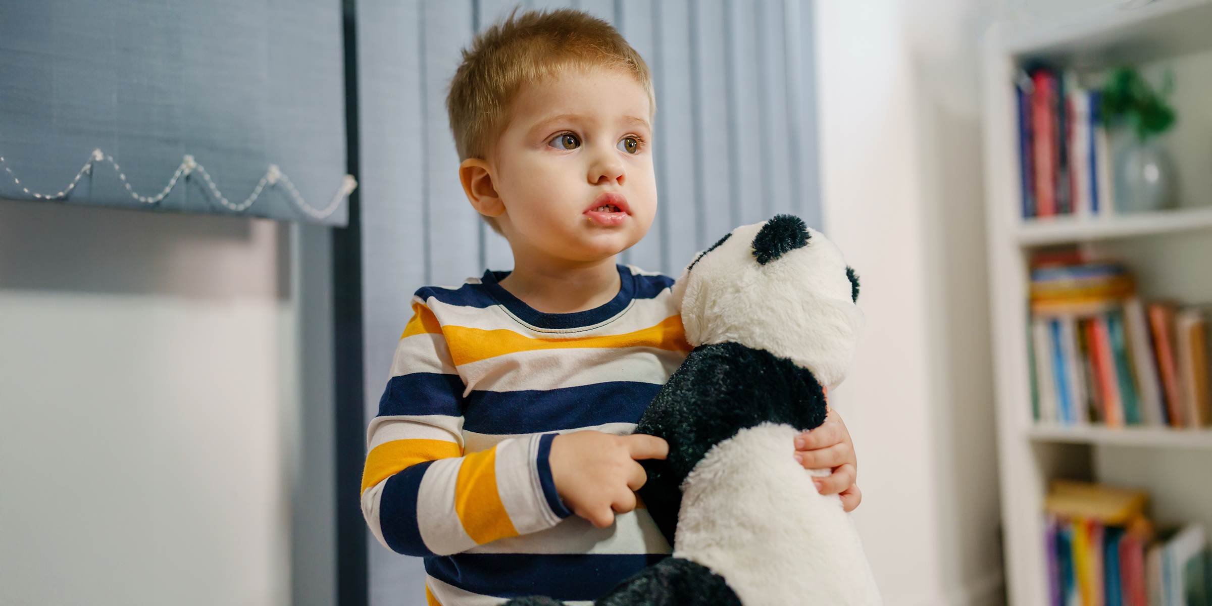 Un niño con un oso de peluche en la mano | Fuente: Shutterstock