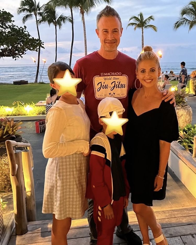 Sarah Michelle Gellar y Freddie Prinze Jr. disfrutaron de unas vacaciones familiares con sus hijos, Charlotte y Rocky, mientras ocultaban los rostros de ambos con emojis de estrellas. Sarah siempre ha sido cuidadosa al proteger la privacidad de sus hijos en redes sociales. | Fuente: Instagram/@sarahmgellar