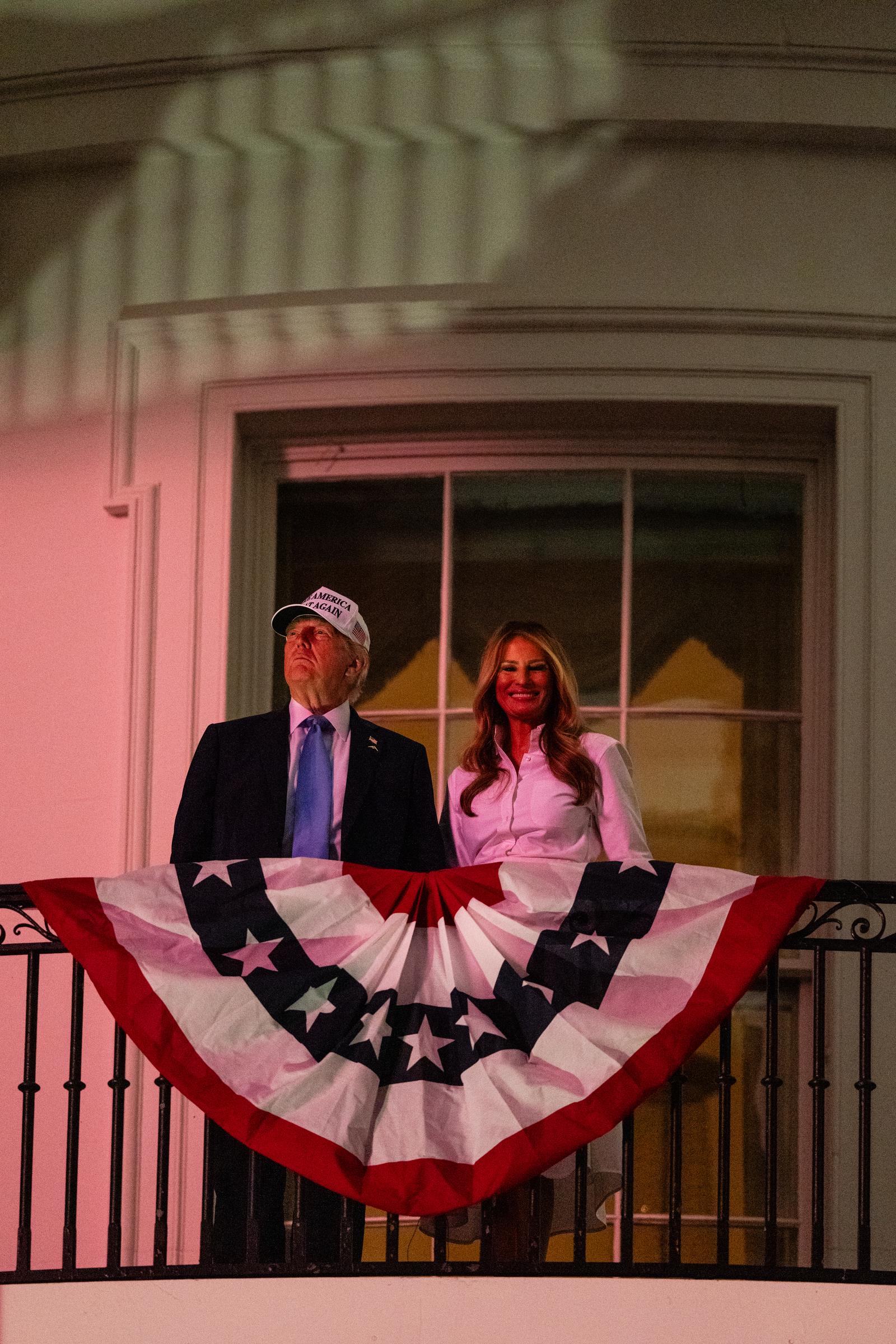 El presidente Donald Trump y la primera dama Melania Trump observan los fuegos artificiales durante la celebración del 4 de julio en la Casa Blanca el 4 de julio de 2025 en Washington, D.C. | Fuente: Getty Images