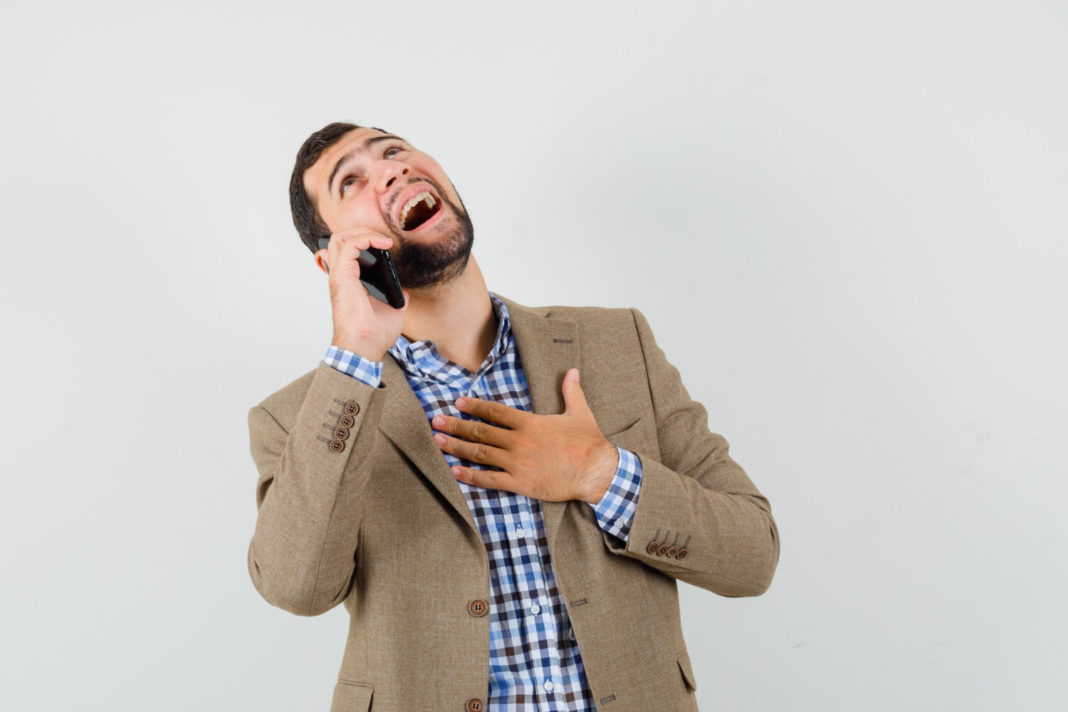 Un hombre emocionado hablando por teléfono | Fuente: Freepik