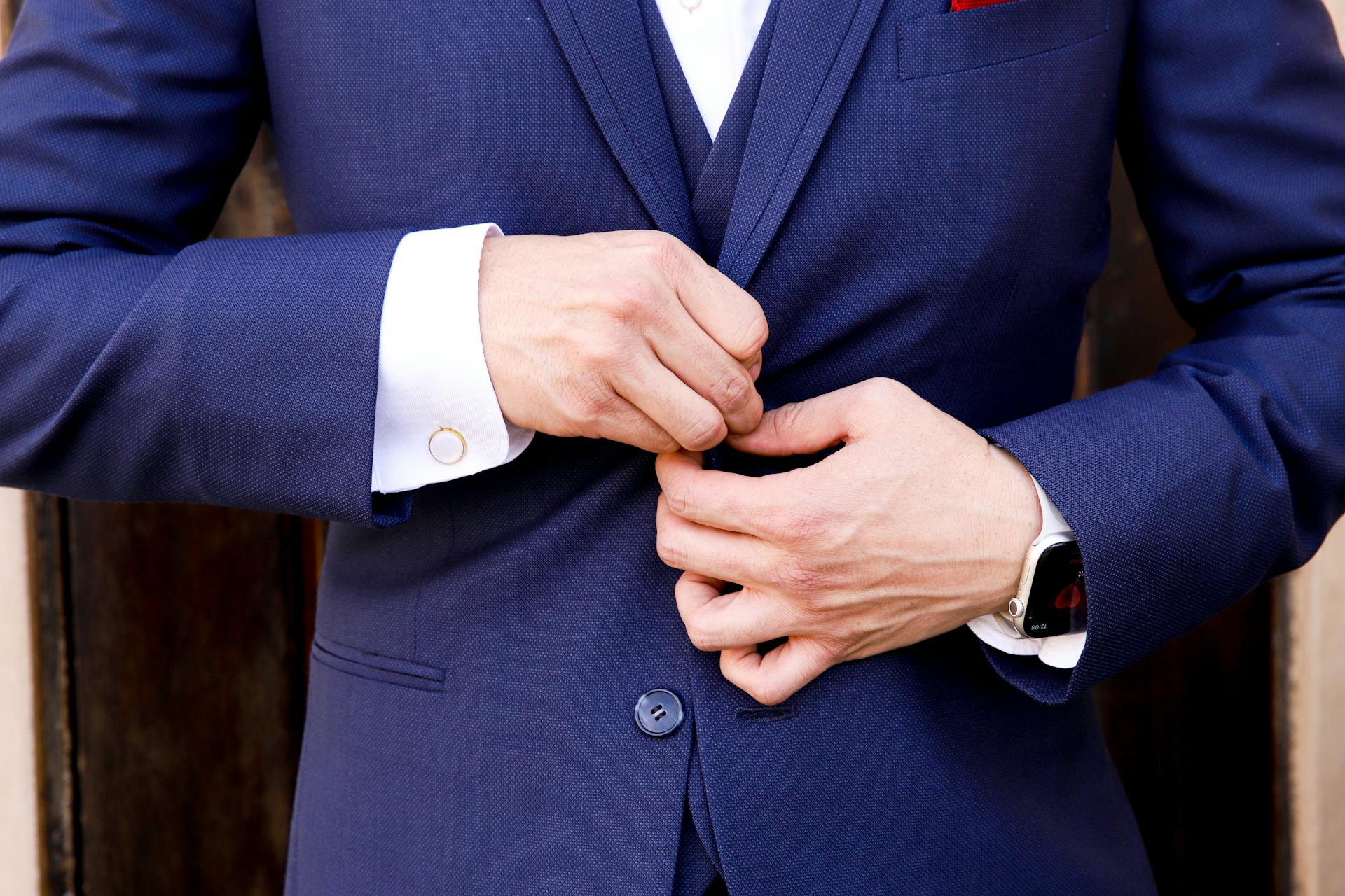 Un hombre con traje azul | Fuente: Pexels