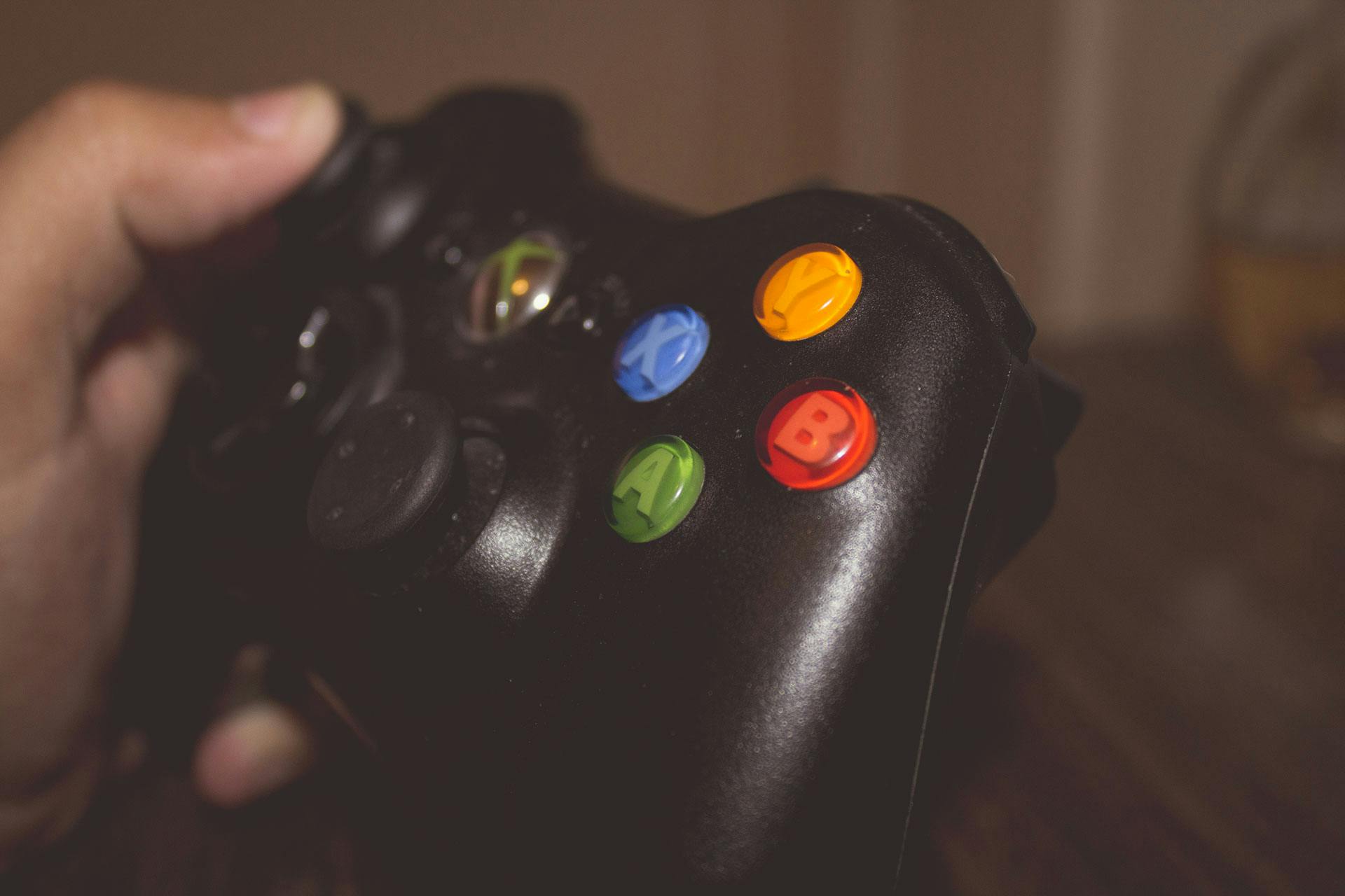 Una persona sostiene el mando de una videoconsola | Fuente: Pexels