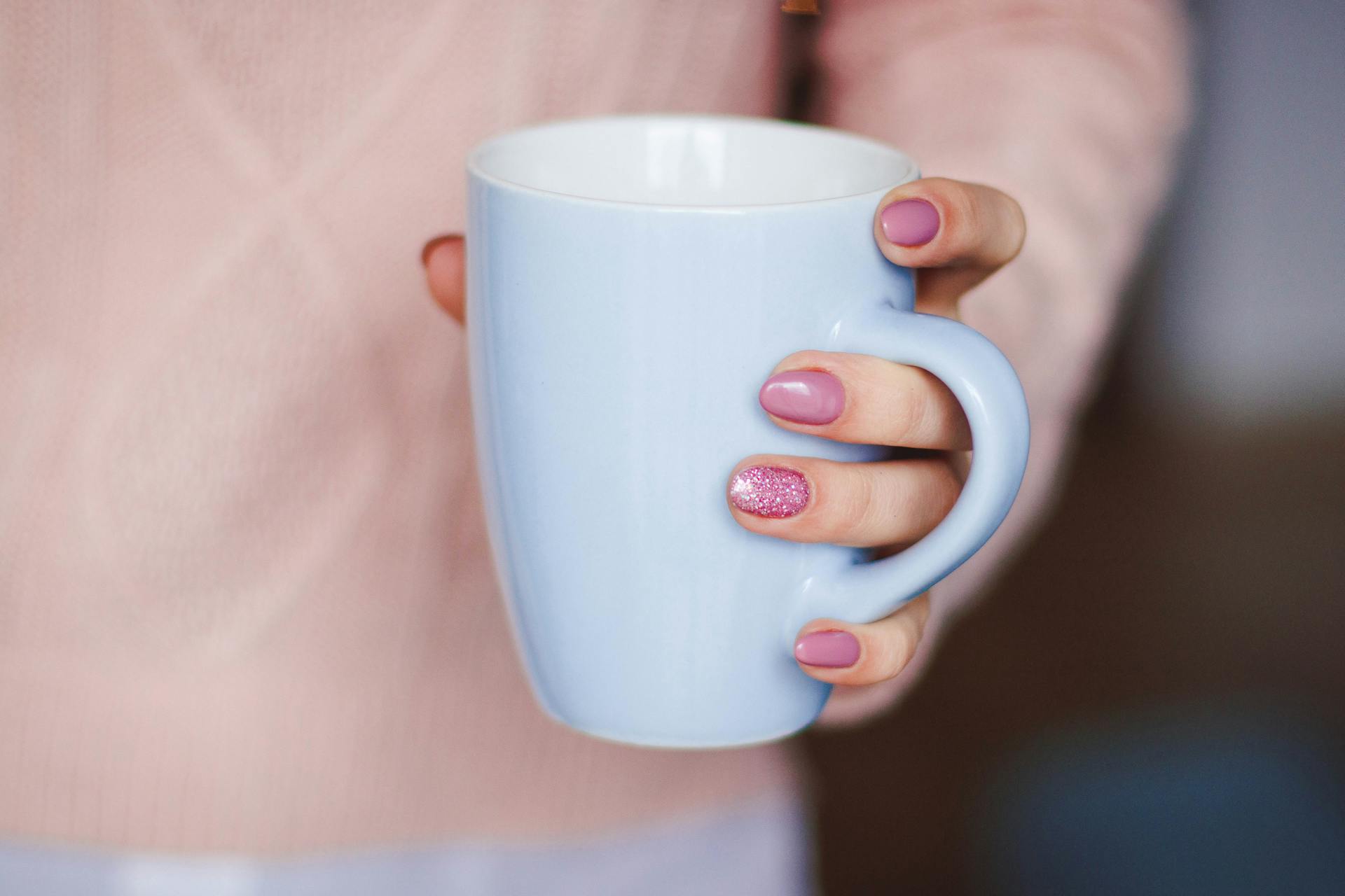 Una mujer con una taza de café en la mano | Fuente: Pexels