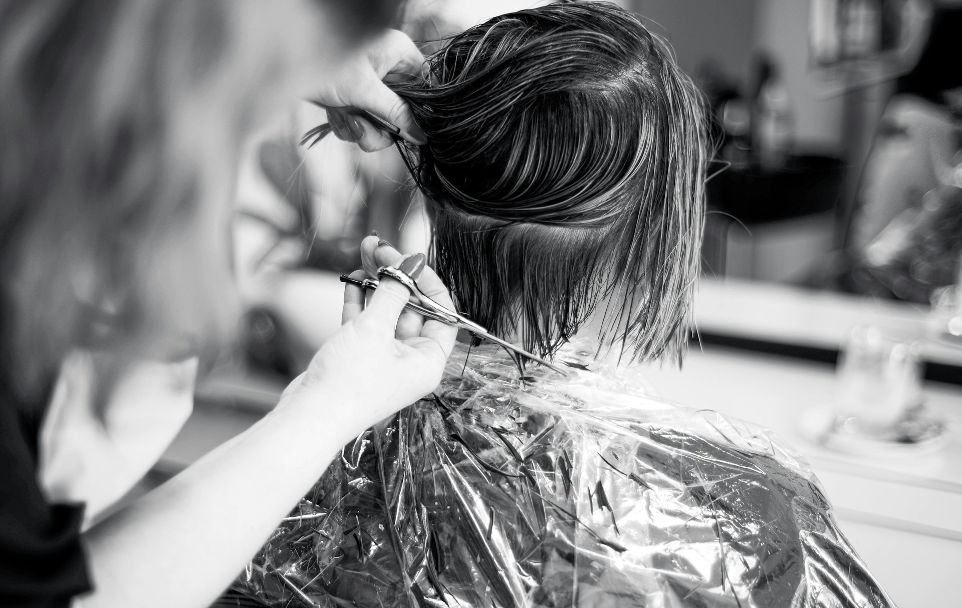 Una peluquera peinando a una clienta en el salón | Fuente: Unsplash